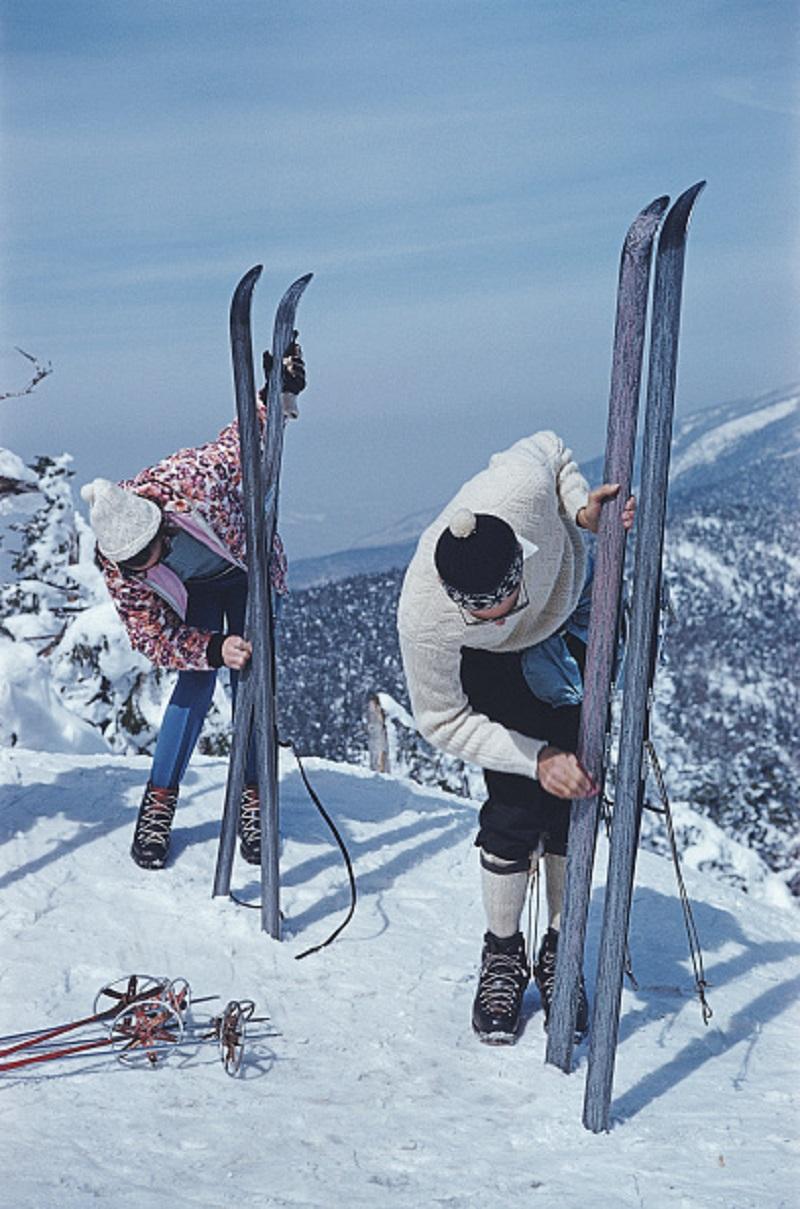 'On The Slopes Of Sugarbush' 1960 Slim Aarons Limited Estate Edition Print 

Two skiers inspecting their skis on the slopes of the Sugarbush Mountain ski resort in Vermont, United States, April 1960. 
(Photo by Slim Aarons/Hulton Archive/Getty