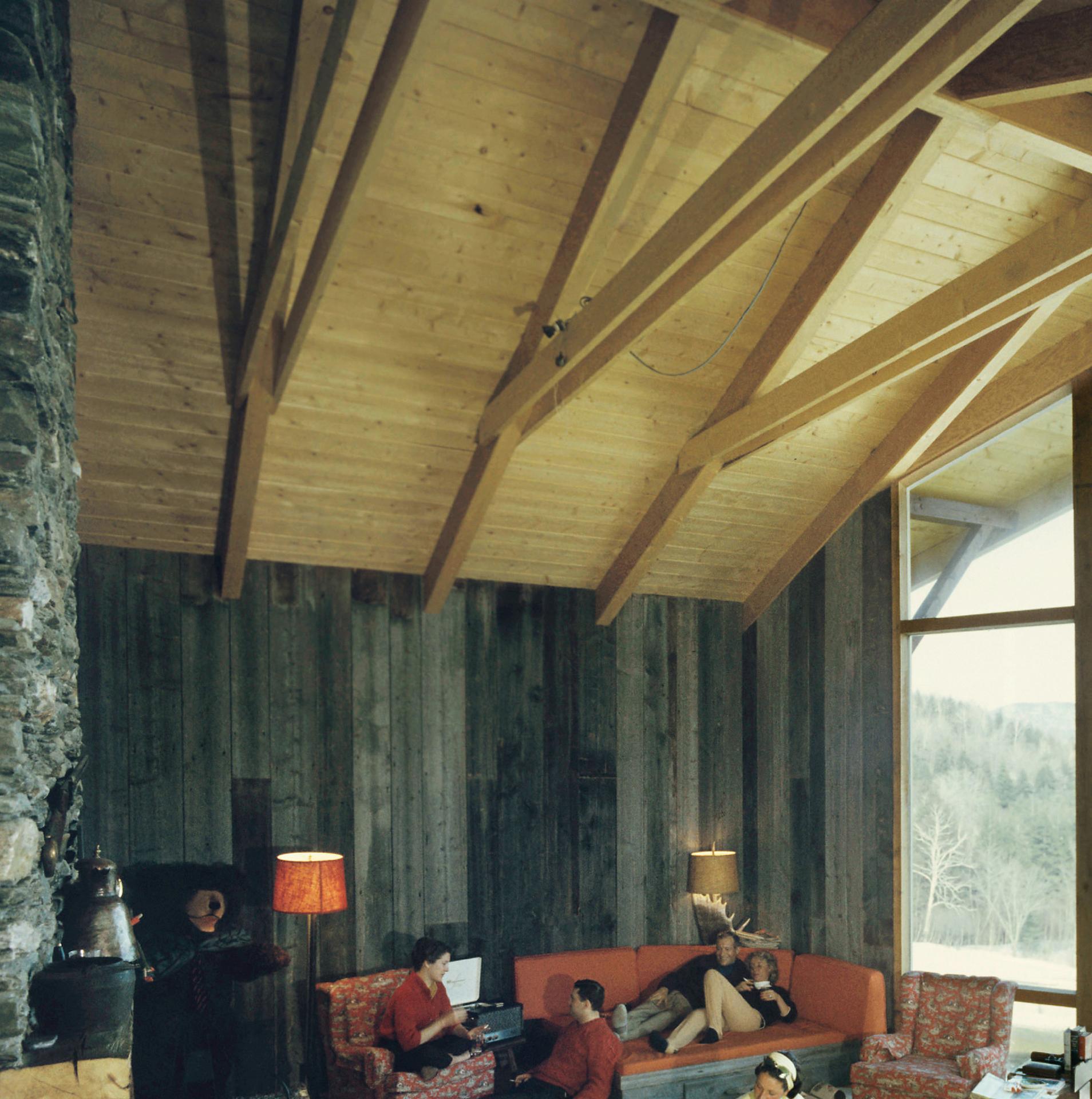 On the Slopes of Sugarbush, Nachlassausgabe (Braun), Landscape Photograph, von Slim Aarons