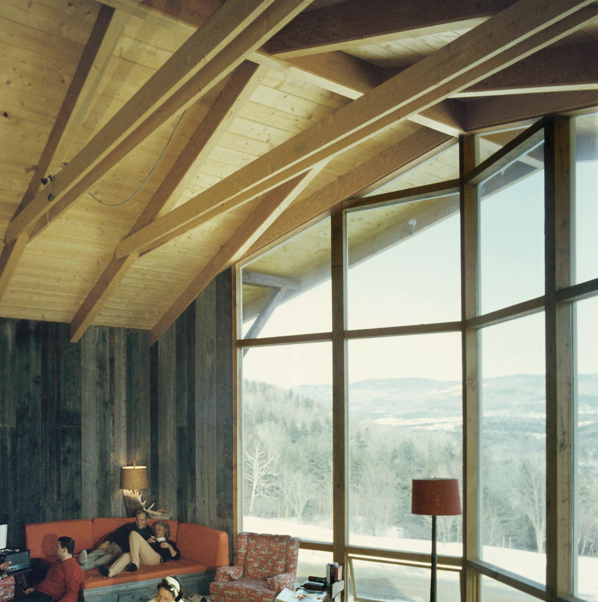Eine Gruppe von Menschen entspannt sich im Chalet des Börsenmaklers A. Albert Sack Jr. im Sugarbush Mountain Ski Resort in Warren, Vermont, um 1960. 

Slim Aarons Estate Edition, inklusive Echtheitszertifikat
Nummeriert und gestempelt vom Slim