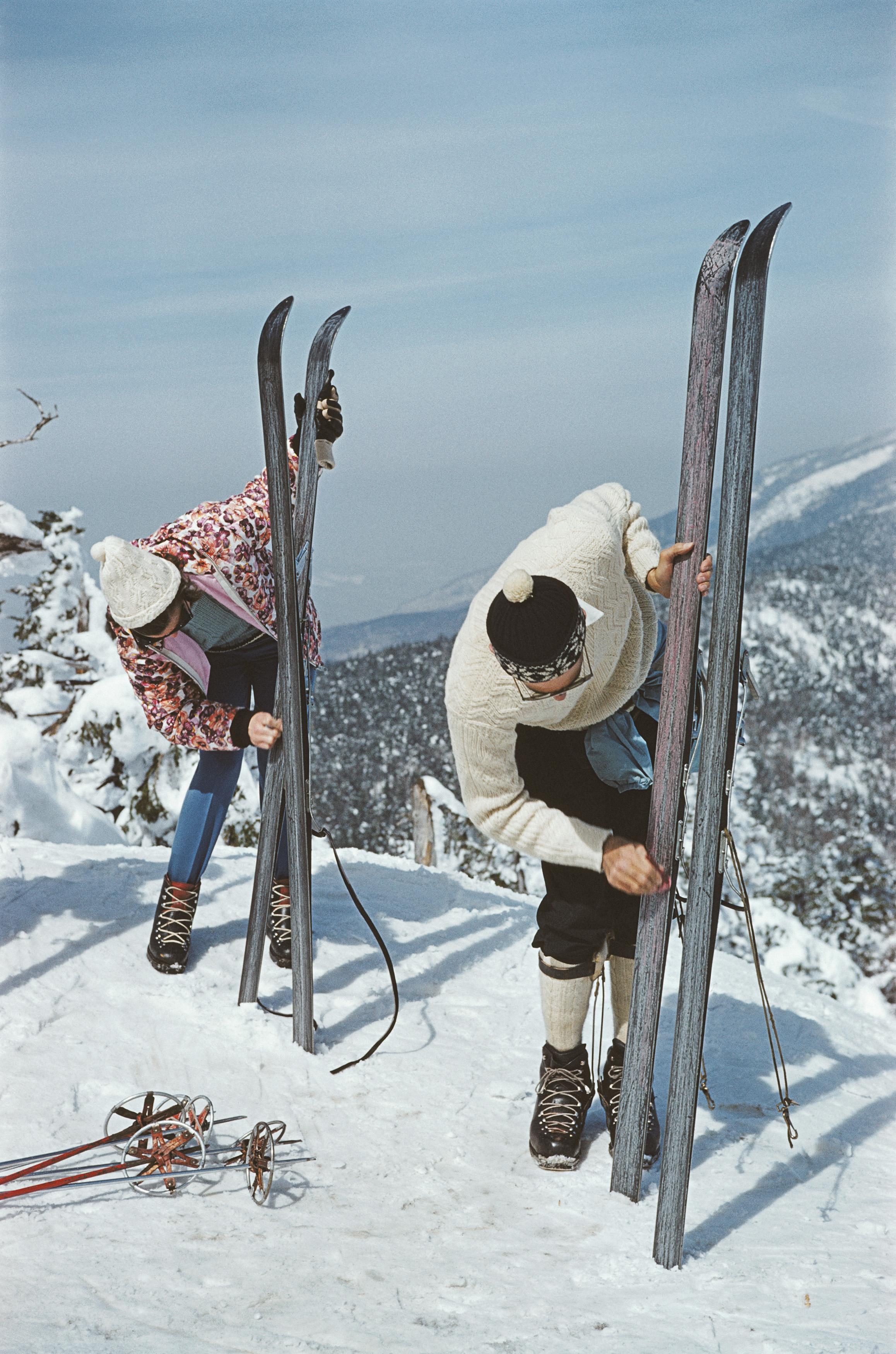 Slim Aarons Portrait Photograph – On The Slopes Of Sugarbush, Nachlassausgabe