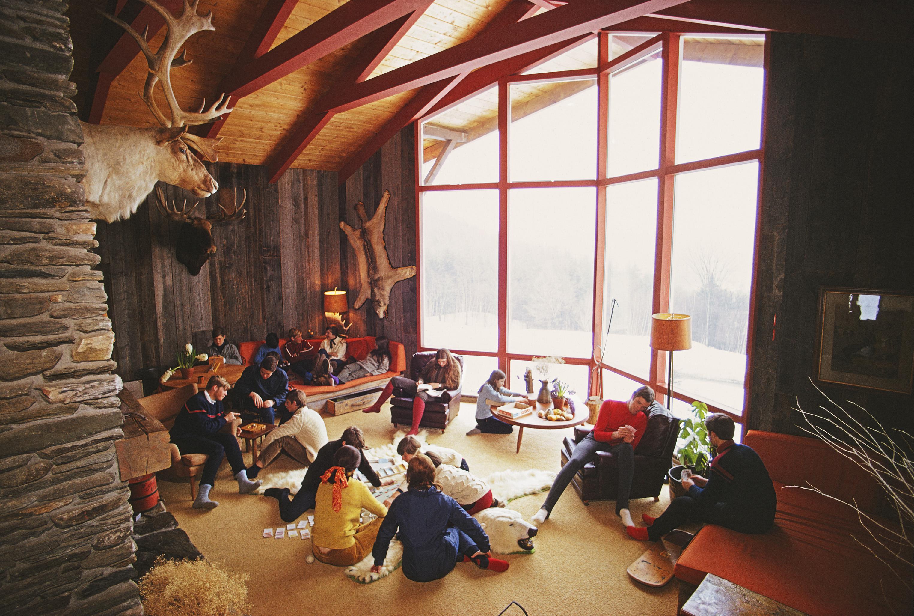Slim Aarons Landscape Photograph – On the Slopes of Sugarbush, Nachlassausgabe