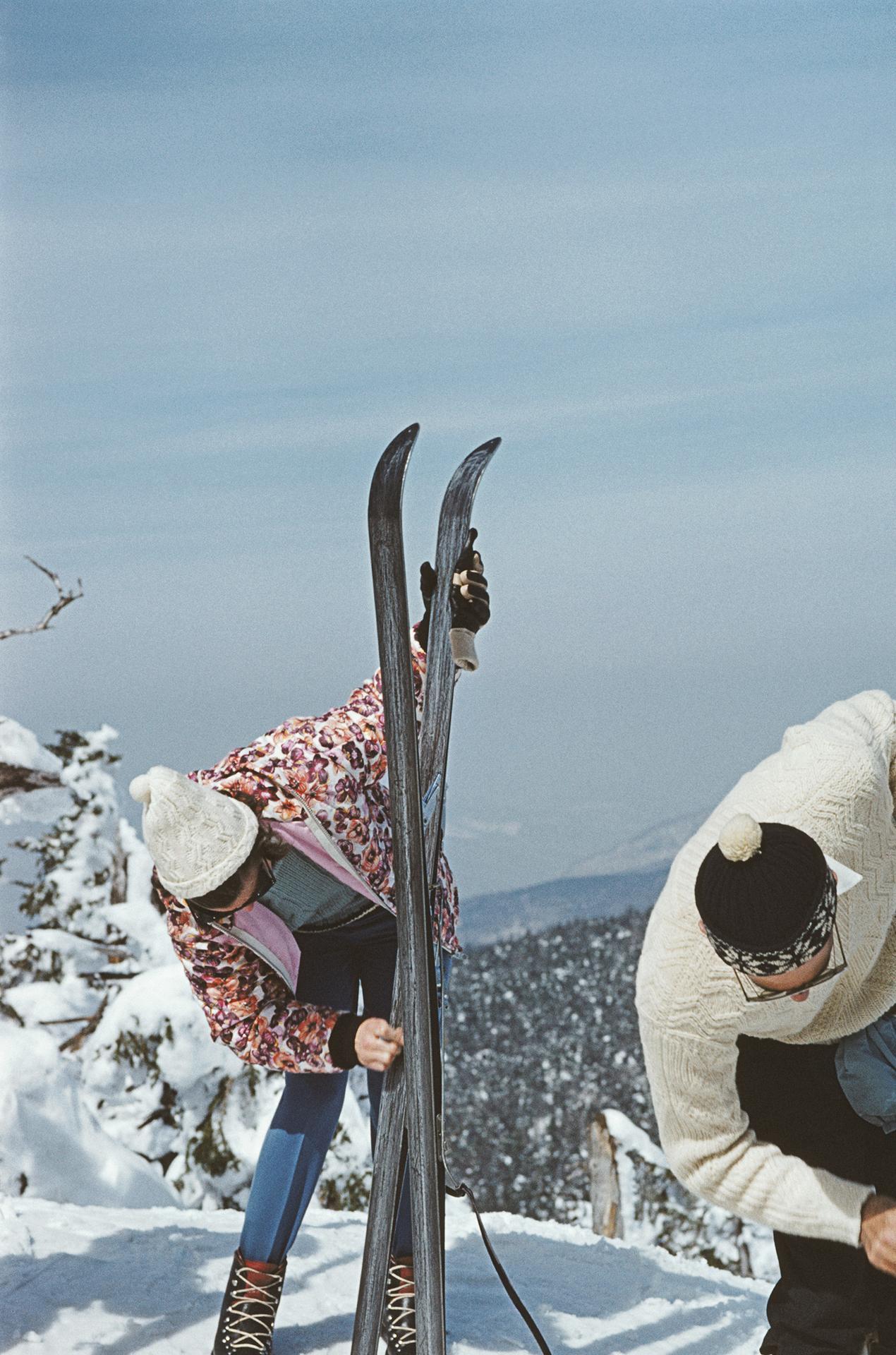 On The Slopes Of Sugarbush, édition de succession - Gris Portrait Photograph par Slim Aarons