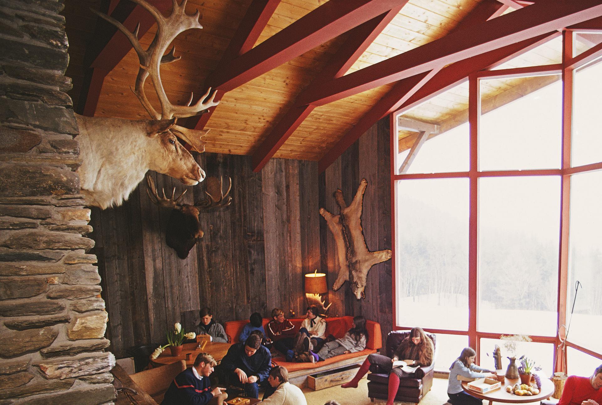 Sulle piste di Sugarbush, Vermont, Edizione di proprietà, foto moderna di metà secolo - Color Photograph Marrone di Slim Aarons