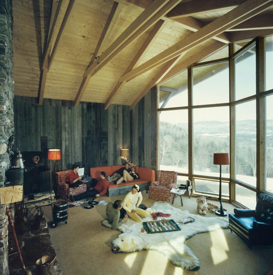 Sulle piste di Sugarbush 
1960
da Slim Aarons

Slim Aarons Edizione Limitata Estate

L'agente di cambio A Albert Sack Jr gioca a backgammon con Betsy Pickering su un tappeto di orsi polari nel suo chalet presso la stazione sciistica Sugarbush