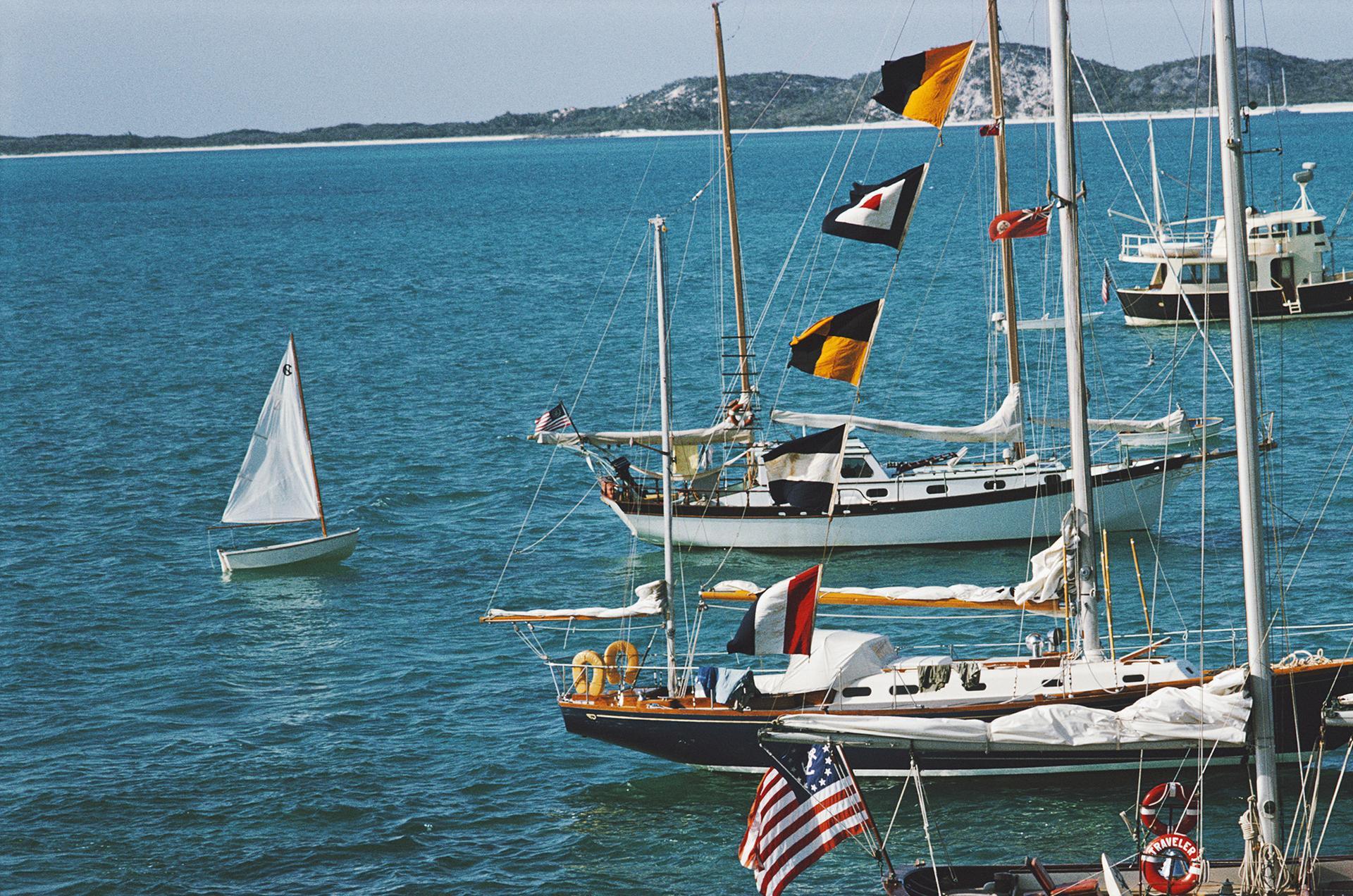Îles extérieures - Bleu Figurative Photograph par Slim Aarons