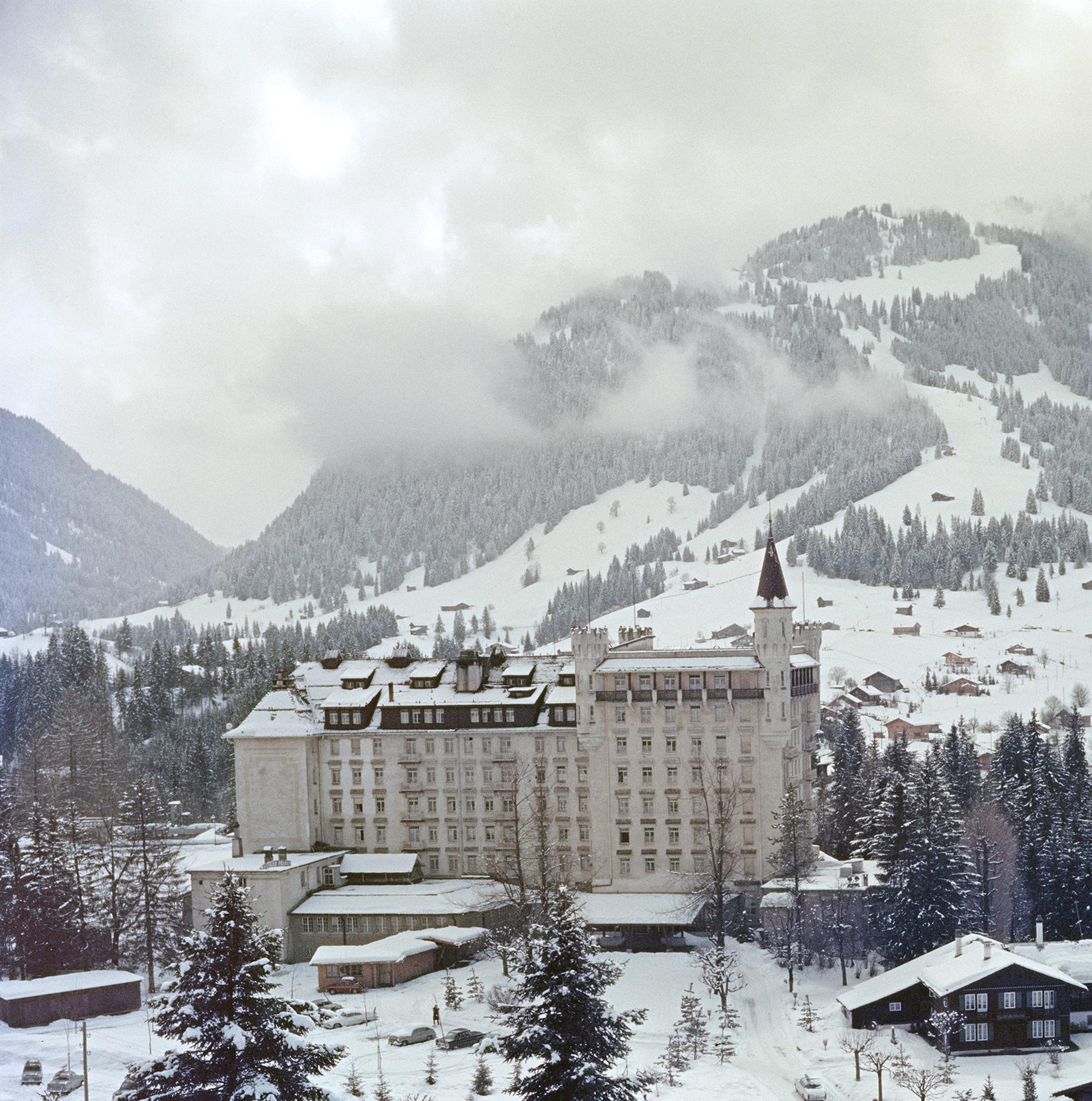 Hotel Palace, Gstaad, Edición Estate, Fotografía de paisaje - Color Photograph Gris de Slim Aarons