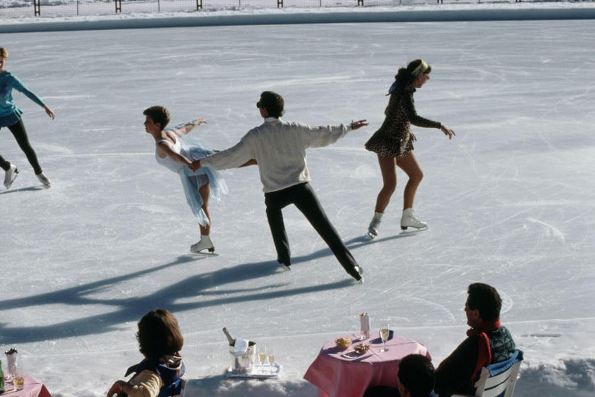 Palace Hotel, Schweiz, Nachlassausgabe, Winterporträtfotografie (Grau), Portrait Photograph, von Slim Aarons