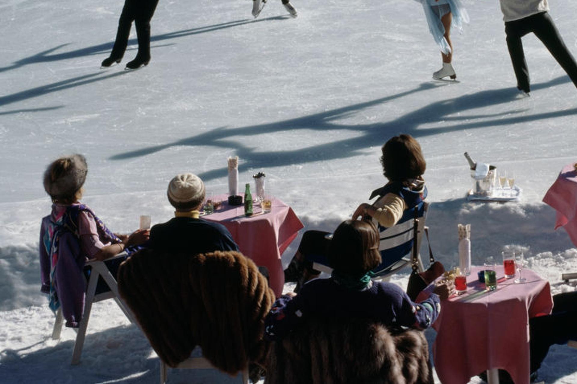 Schlittschuhlaufen im Palace Hotel, St. Moritz, Schweiz, 1989.

Slim Aarons Estate Edition, inklusive Echtheitszertifikat
Nummeriert und gestempelt vom Slim Aarons Estate

Moderne Nachlassausgabe mit Nachlass-Blindstempelsignatur und Handnummer im
