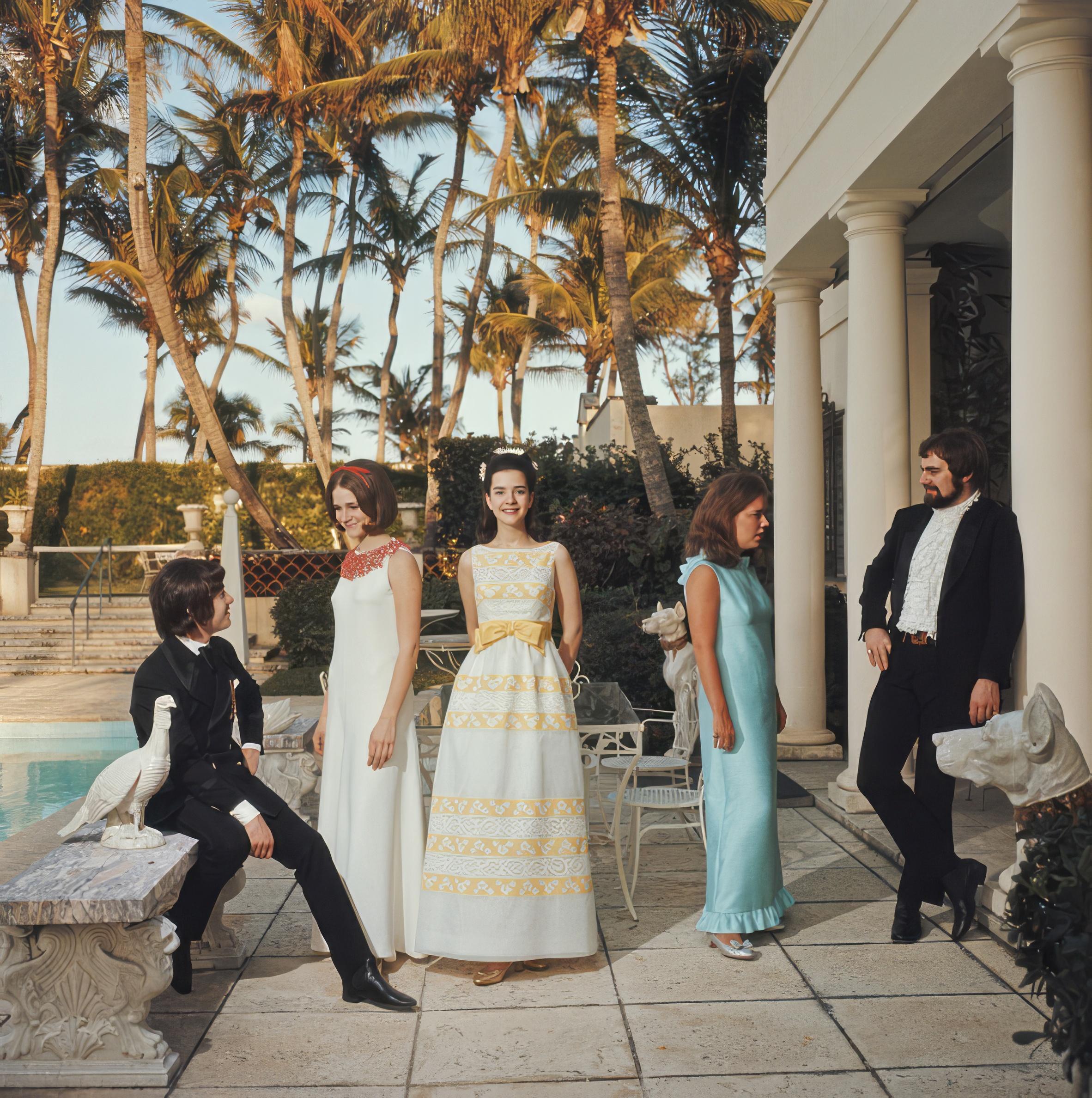 Figurative Photograph Slim Aarons - Debutantes de Palm Beach (édition de la succession d'Aarons)
