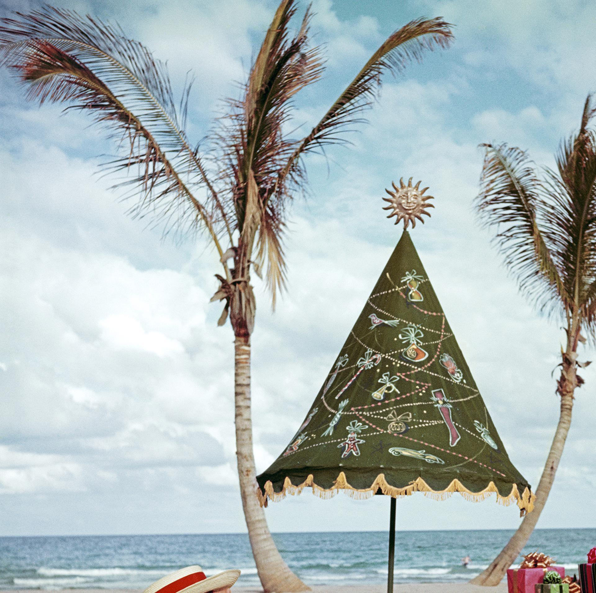 Palm Beach Idyll, Florida, Nachlassausgabe, Porträtfotografie (Grau), Figurative Photograph, von Slim Aarons