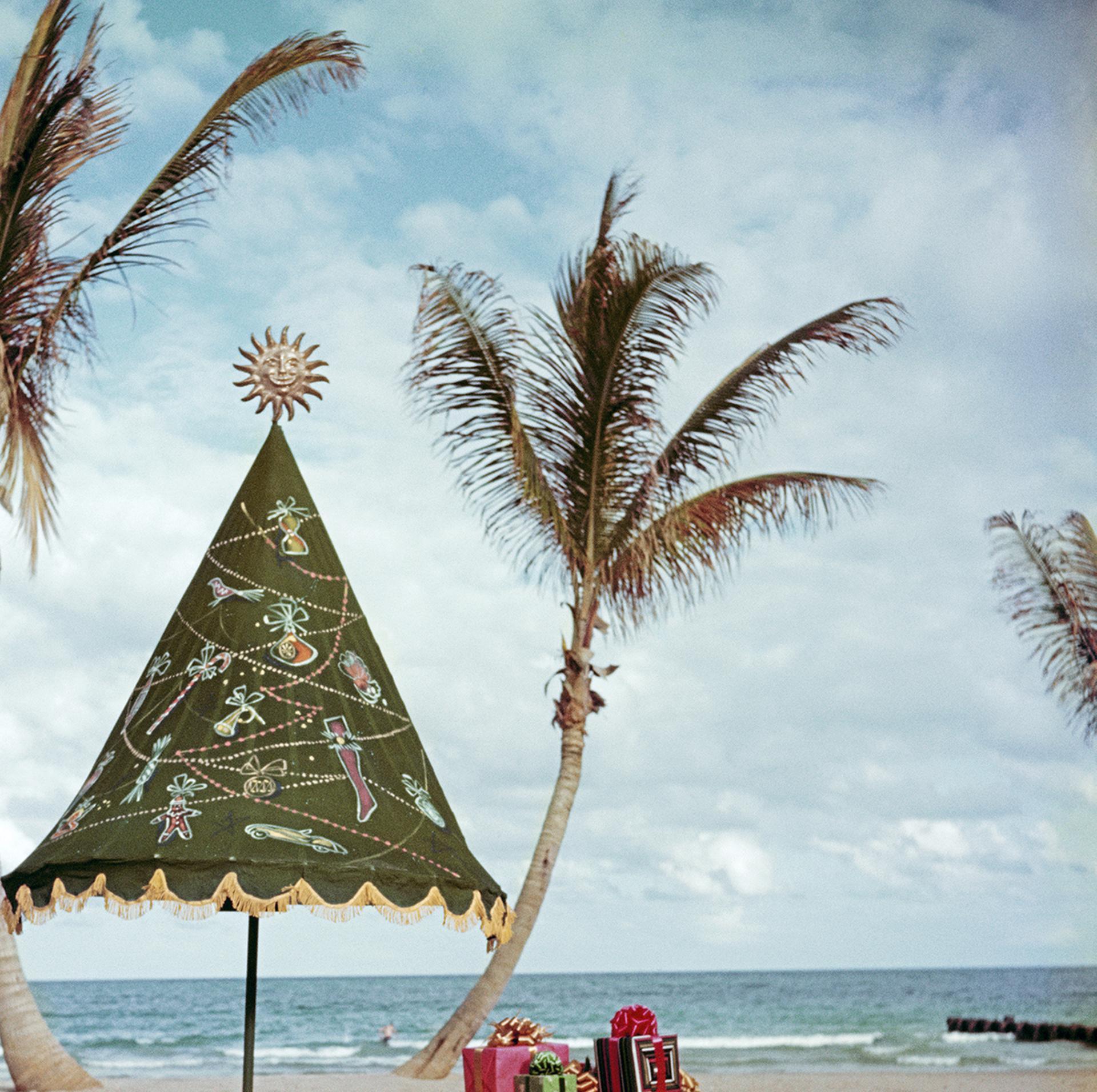 Dieses Porträtfoto des Gesellschaftsfotografen Slim Aarons aus der Mitte der 1950er Jahre zeigt ein Paar beim Sonnenbaden am Meer in Palm Beach, Florida.

Dies ist eine nachlassgestempelte und handnummerierte Auflage von 150 Stück mit