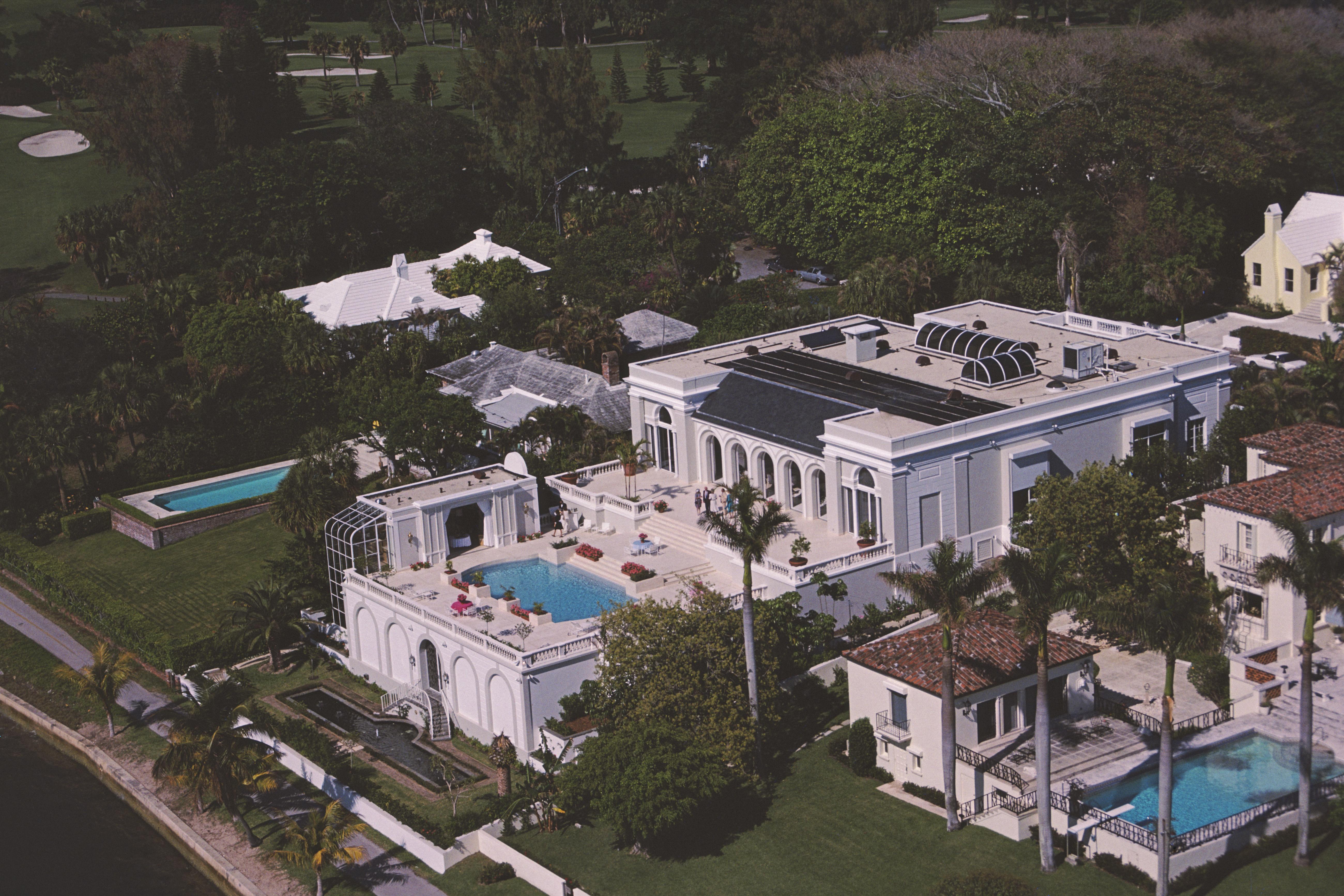 palm Beach Palace' 1985 Slim Aarons Limitierte Nachlassausgabe Druck 

Das Haus des Bauunternehmers Robert Gottfried, mit Blick auf den Lake Worth, Palm Beach, Florida, 1985. Das von John Gosman entworfene Haus verfügt über Sonnenkollektoren, eine