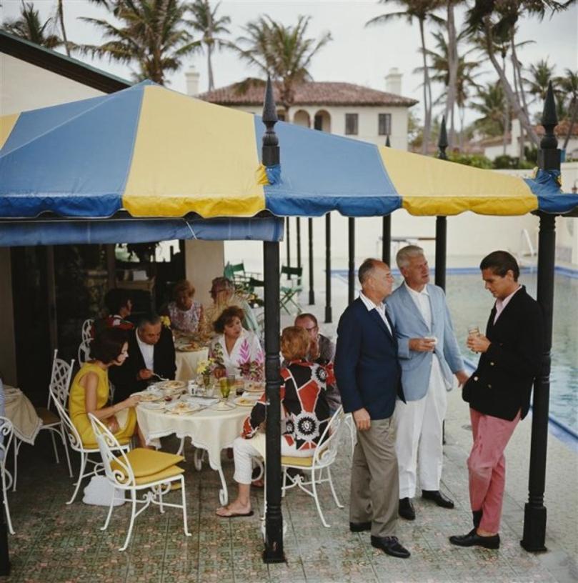 Fiesta en Palm Beach 
1964
por Slim Aarons

Slim Aarons Edición Limitada Estate

Una fiesta en la piscina en Palm Beach, Florida, EEUU, 1964.

sin enmarcar
c escribir imprimir
impreso 2023
20 x 20"  - tamaño del papel


Limitado a 150 copias -