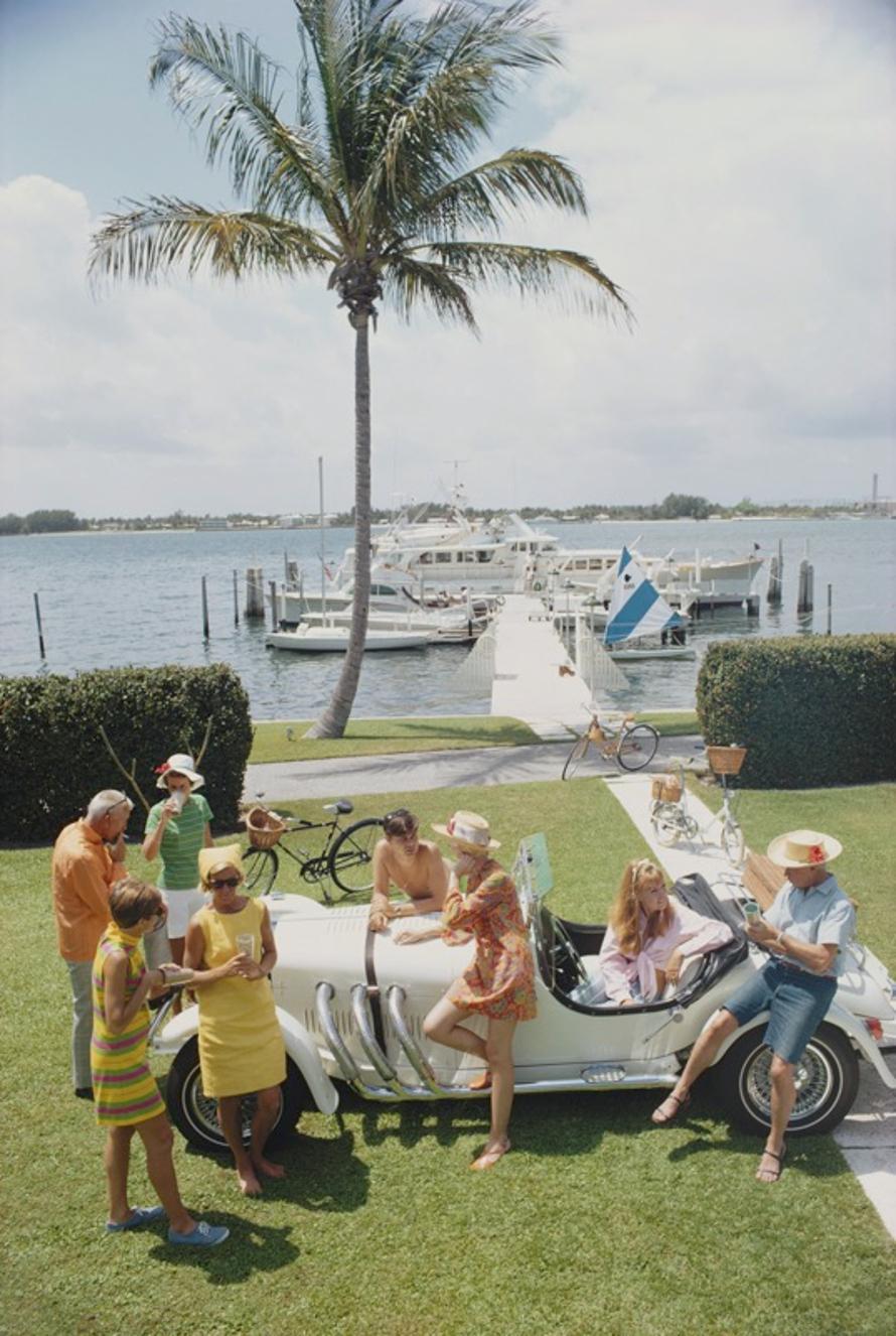 Palm Beach Gesellschaft 
1968
von Slim Aarons

Slim Aarons Limited Estate Edition

Jim KIMBERLY (ganz links) aus Palm Beach und seine Freunde in seinem weißen Sportwagen am Ufer des Lake Worth, Florida, April 1968

ungerahmt
C Typ Druck
gedruckt