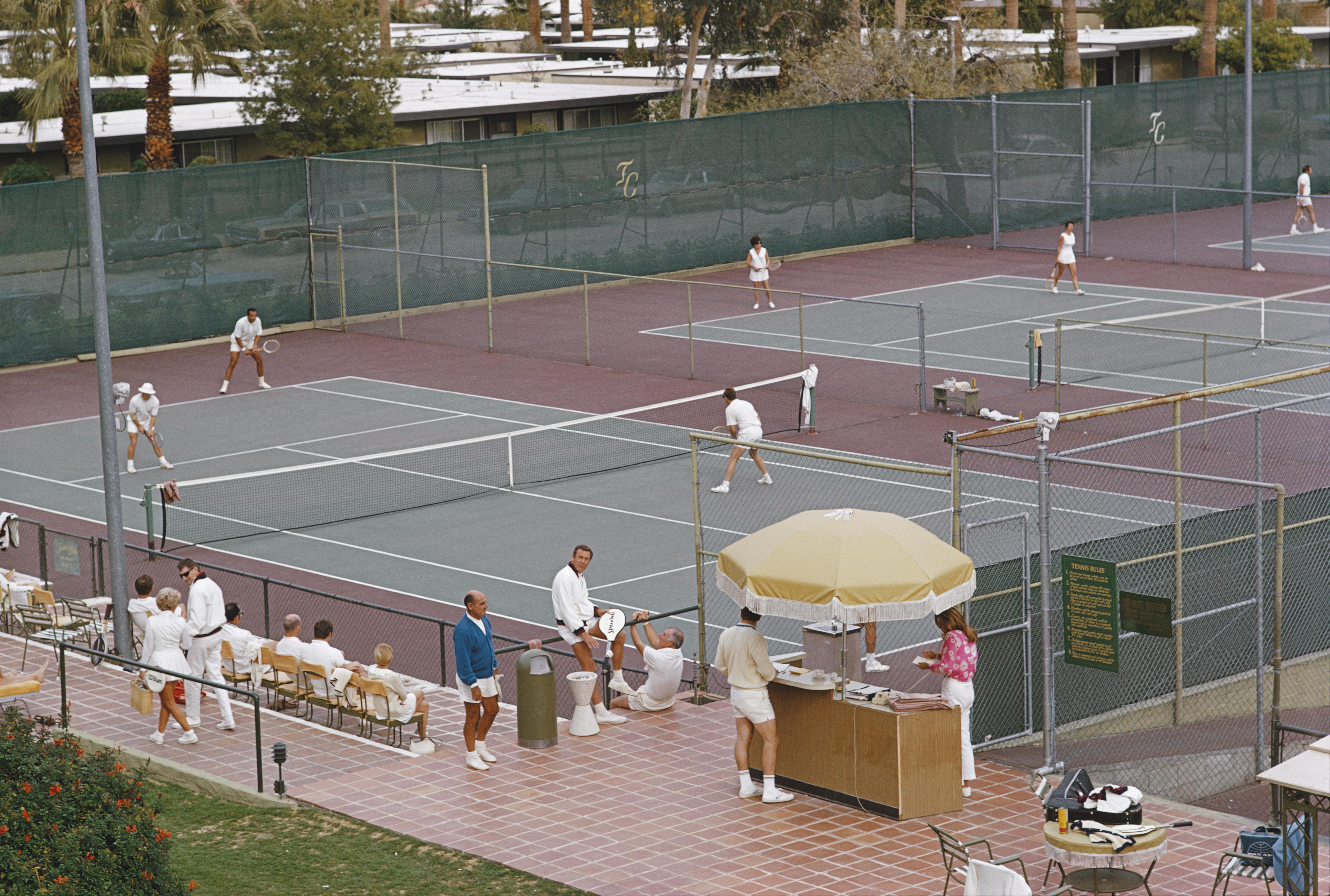 palm Springs Tennis Club, 1970 Slim Aarons, édition limitée du domaine 

Deux matchs de double en cours dans un club de tennis à Palm Springs, Californie, janvier 1970. 

Produit à partir de la transparence originale
Certificat d'authenticité fourni