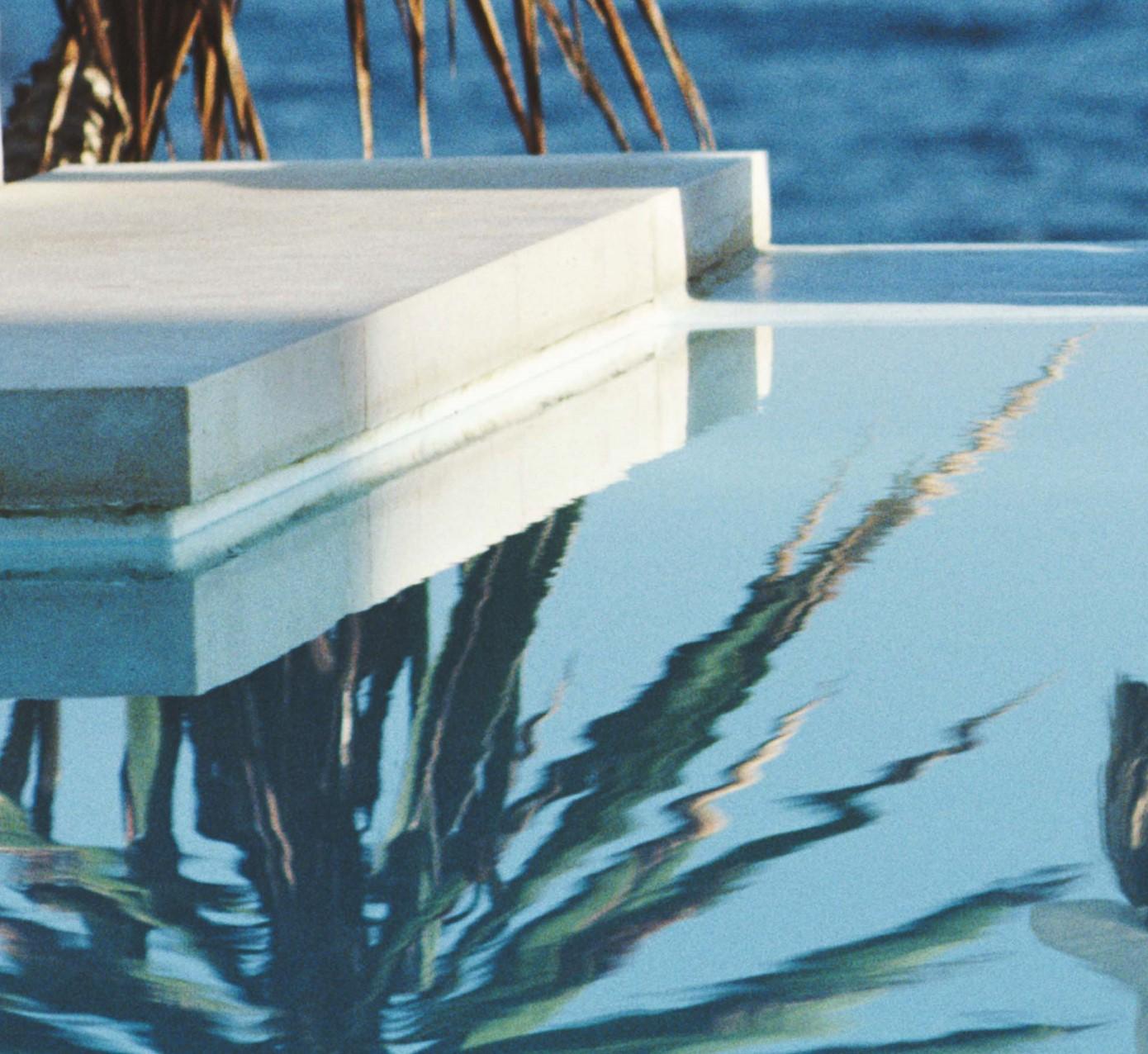 Pantz Pool, 1985, édition limitée, estampillée numérique de type C - Modernisme américain Photograph par Slim Aarons