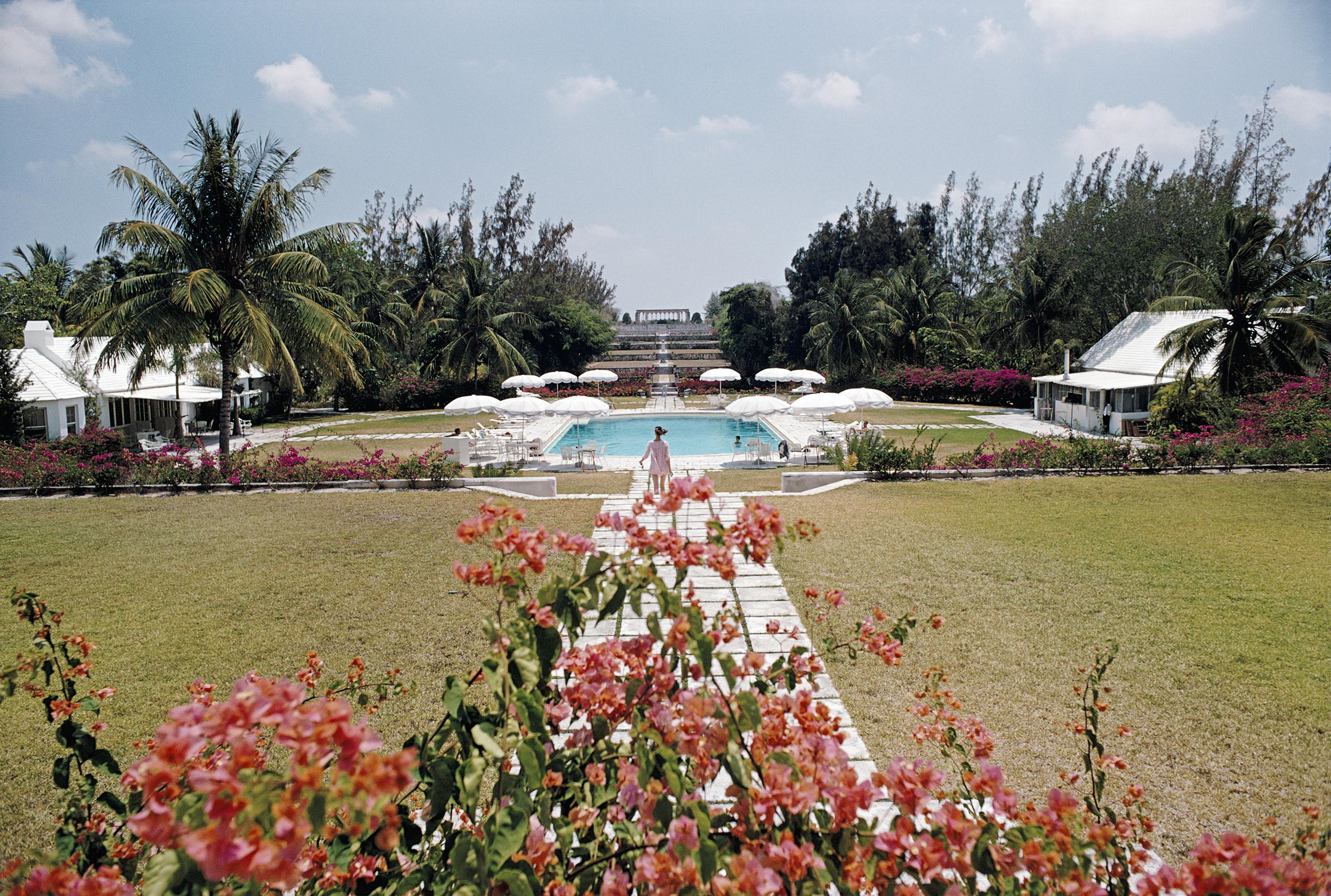 I Giardini di Versailles e il Chiostro Francese presso l'Ocean Club di Paradise Island, di fronte a Nassau, alle Bahamas, maggio 1968.

Slim Aarons Estate Edition, Certificato di Autenticità incluso
Numerato e timbrato dalla Slim Aarons