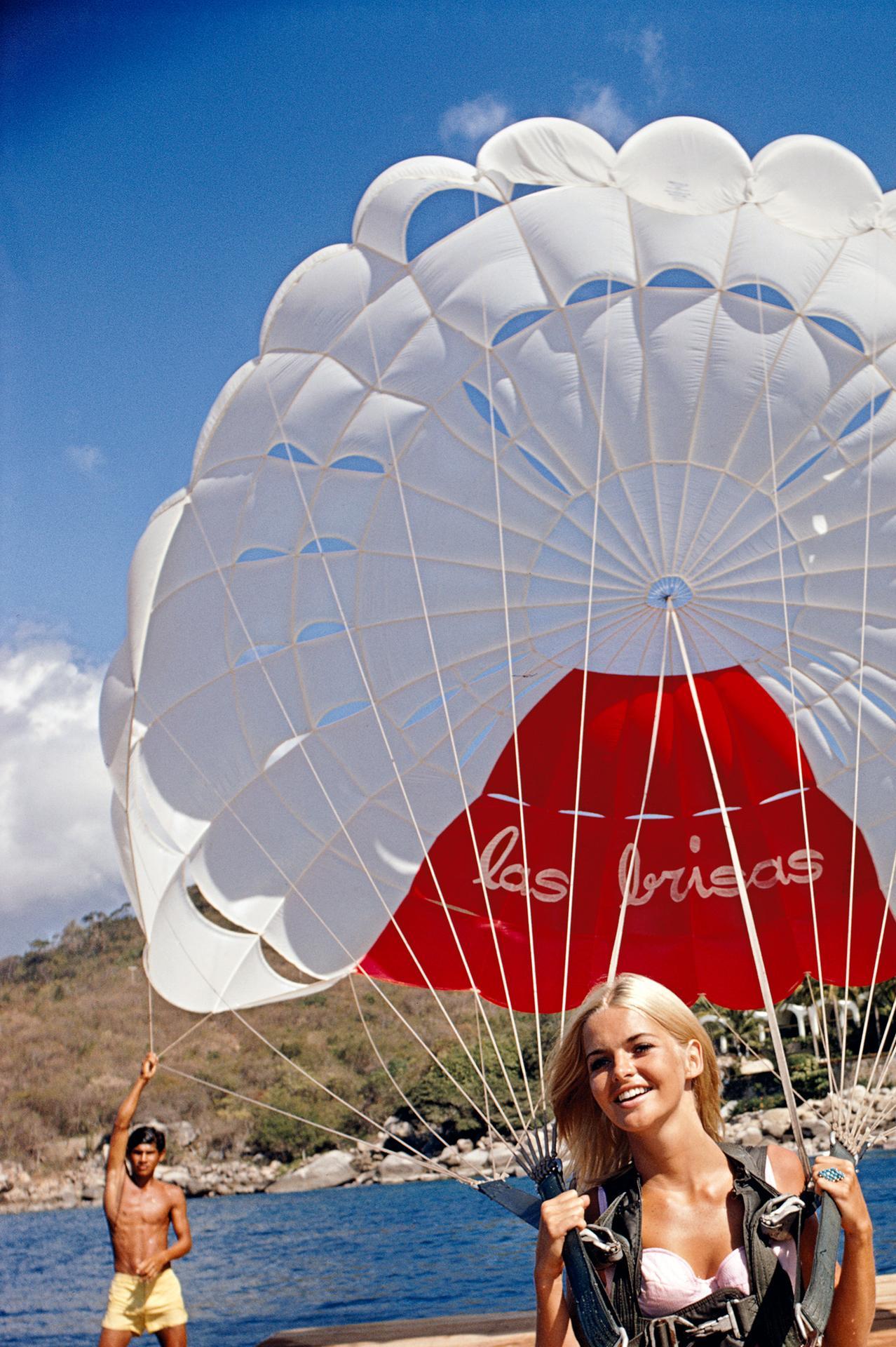 Paraglider, Acapulco, Nachlassausgabe, Porträtfotografie – Photograph von Slim Aarons