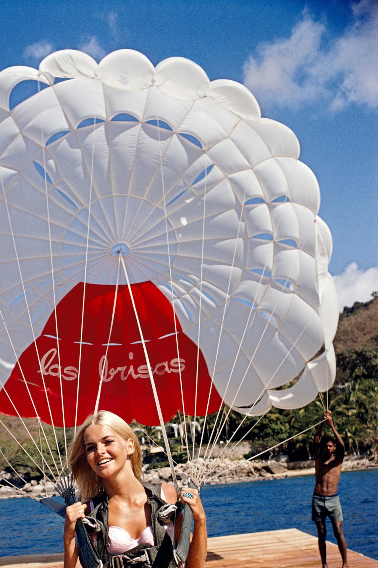 Paraglider, Acapulco, Nachlassausgabe, Porträtfotografie (Amerikanischer Realismus), Photograph, von Slim Aarons