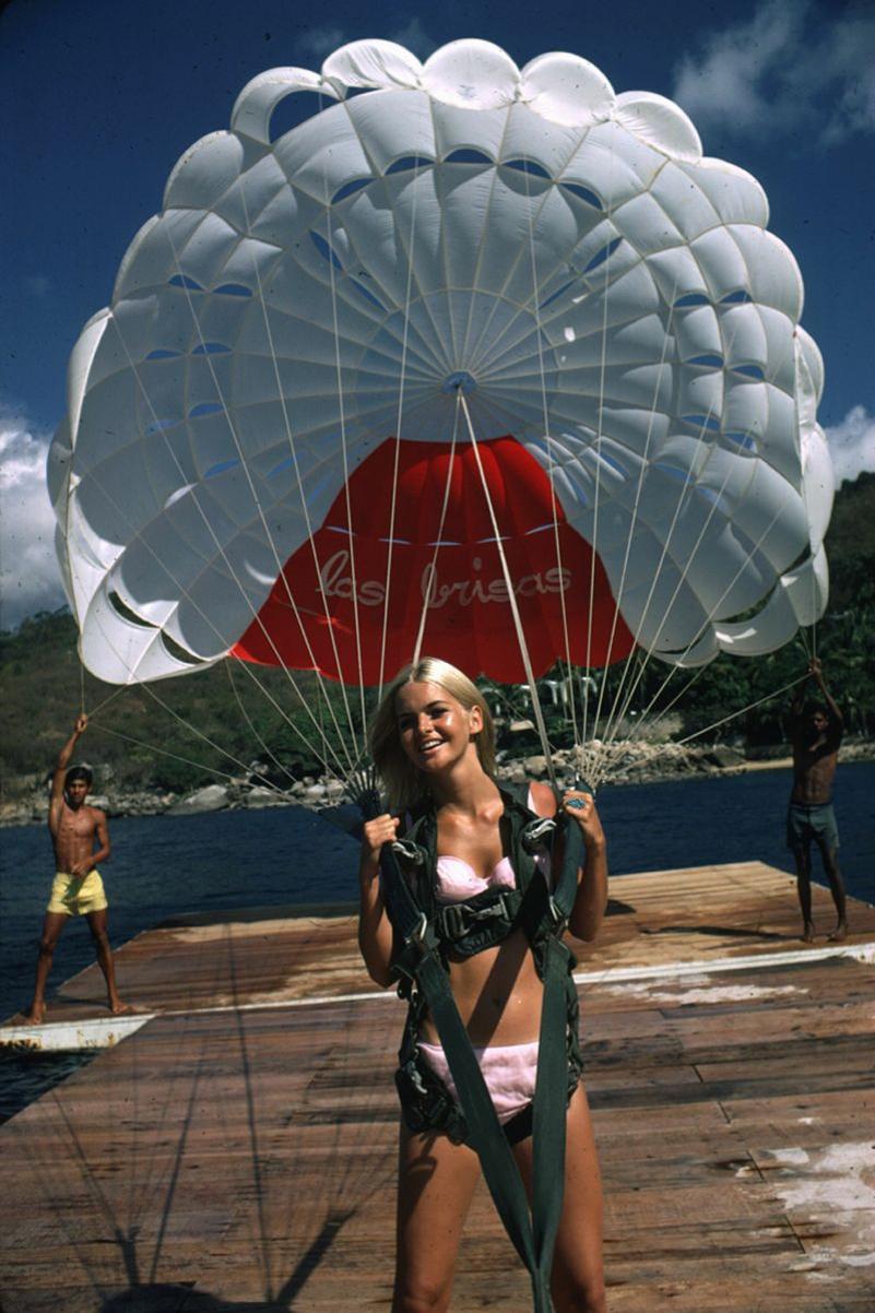 Paraglider
1968
von Slim Aarons

Slim Aarons Limited Estate Edition

Eine junge blonde Frau bereitet sich auf einen Gleitschirmflug in Acapulco vor und hält sich an ihrem Fallschirmgurt fest. 1968 

ungerahmt
C-Typ
gedruckt 2023
24 x 20"  -