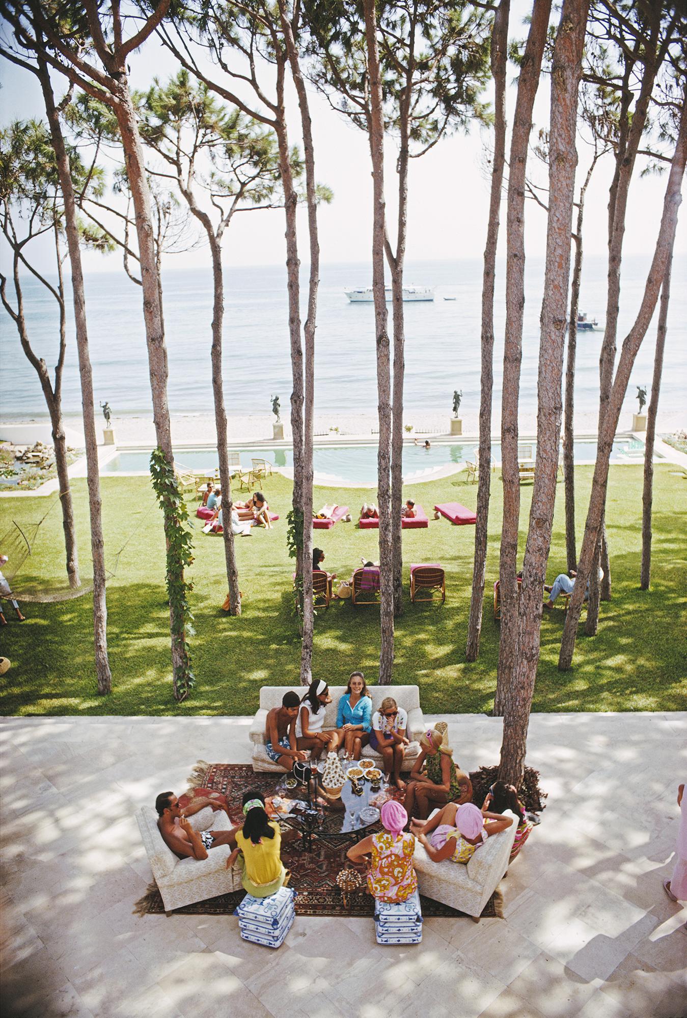 Party in Marbella von Slim Aarons (Porträtfotografie, Figurative Fotografie)