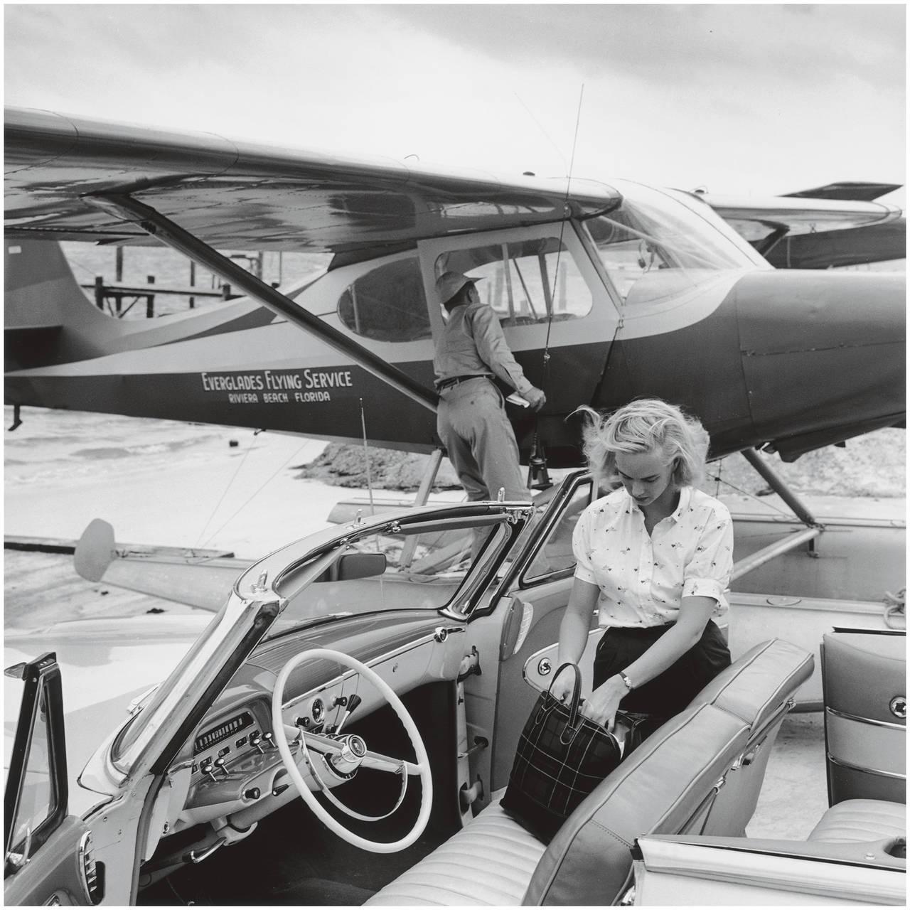 Slim Aarons Black and White Photograph – Patsy Pulitzer, Privater Transport