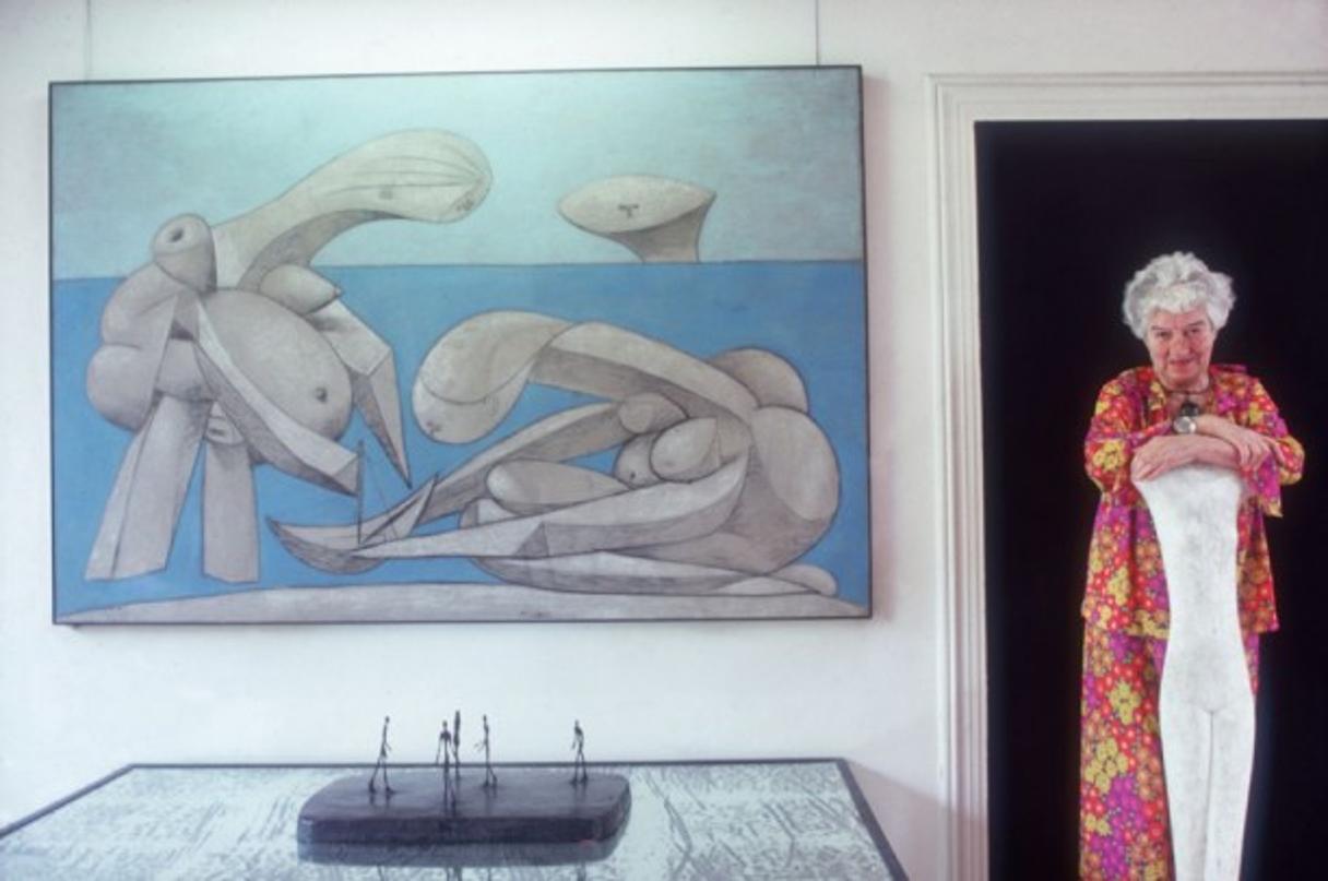 Peggy Guggenheim 
1978
par Slim Aarons

Slim Aarons Limited Estate Edition

Septembre 1978 : Peggy Guggenheim (1898 - 1979) au Palazzo Venier Dei Leoni, Venise. Le palais abrite sa collection privée d'œuvres d'art, dont "On the Beach" de Picasso,