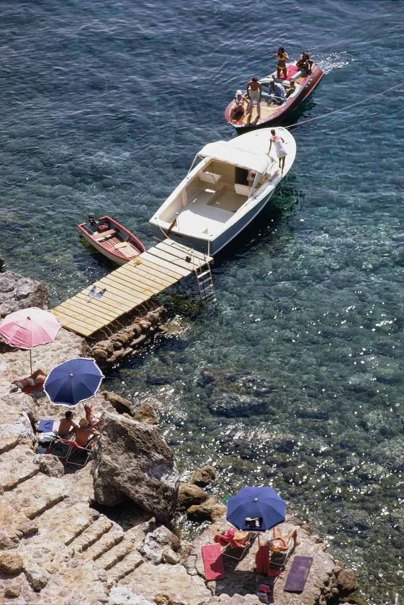pellicano Beach" 1969 Slim Aarons Edition limitée du domaine 

Bateaux sur une jetée au bord de la plage de l'hôtel Il Pellicano à Porto Ercole, en Toscane, août 1969. 
(Photo par Slim Aarons/Hulton Archive/Getty Images)

Produit à partir de la