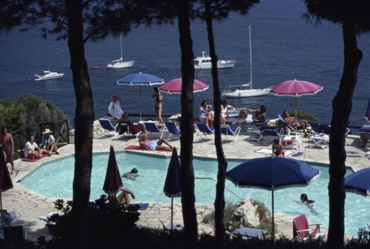 Piscine Pellicano 
1980
par Slim Aarons

Slim Aarons Limited Estate Edition

Des vacanciers se détendent au bord de la piscine de l'hôtel Il Pellicano à Porto Ercol, en Toscane, en août 1980.

non encadré
A.I.C. print
imprimé 2023
16×20 pouces -