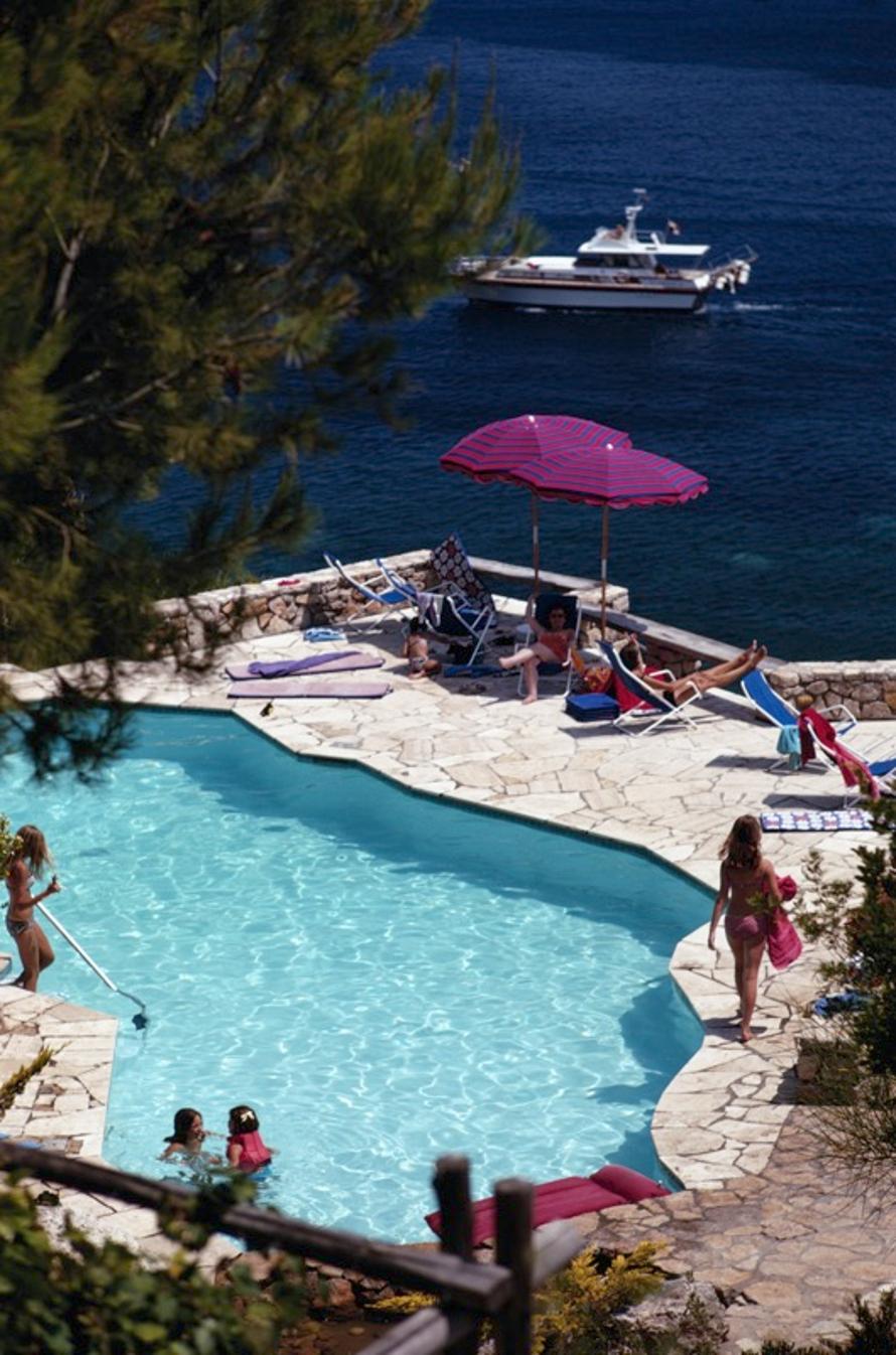 Piscina Pellicano 
1969
da Slim Aarons

Slim Aarons Edizione Limitata Estate

Ospiti intorno alla piscina dell'Hotel Il Pellicano a Porto Ercole, Toscana, agosto 1969

non incorniciato
c stampa di tipo
stampato 2023
24 x 20"  - formato