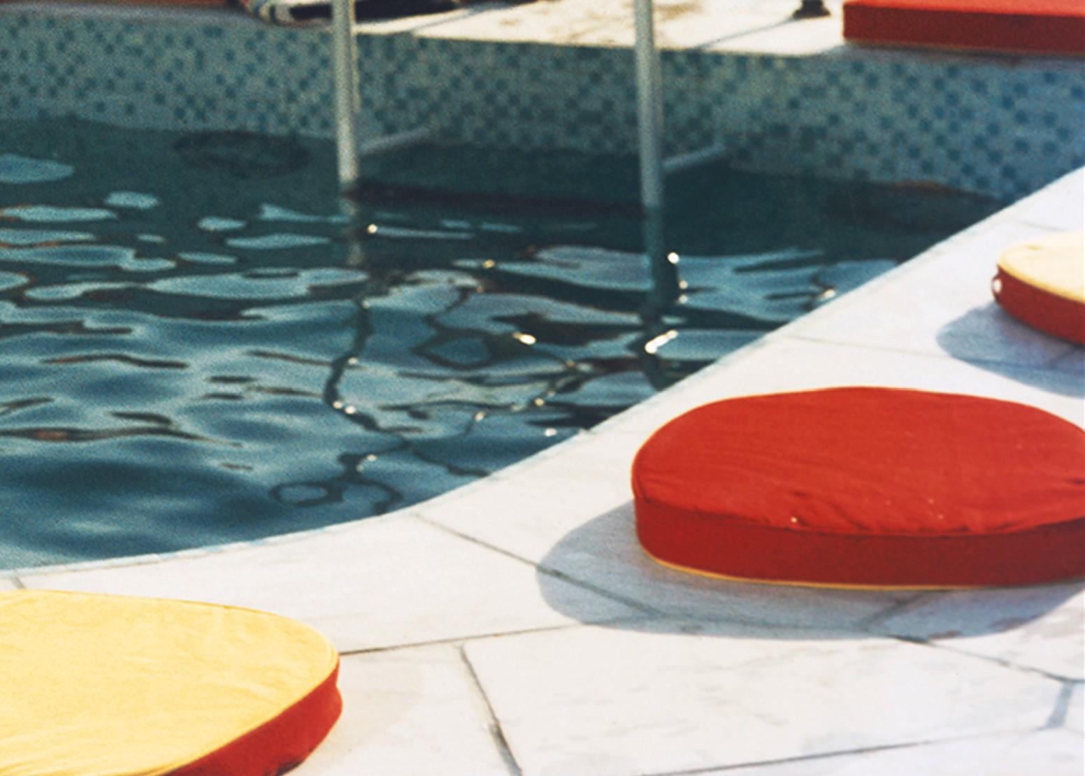 Penthouse Pool, 1961 - Swimming Pool Glamour at Penthouse Pool in Greece - American Modern Photograph by Slim Aarons