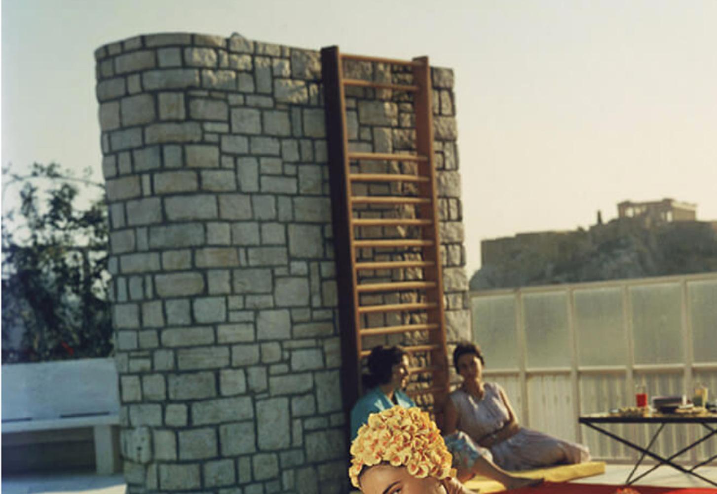 Penthouse-Pool, Nachlass-Ausgabe, Poollandschaft mit Acropolis, Athen, Griechenland (Realismus), Photograph, von Slim Aarons