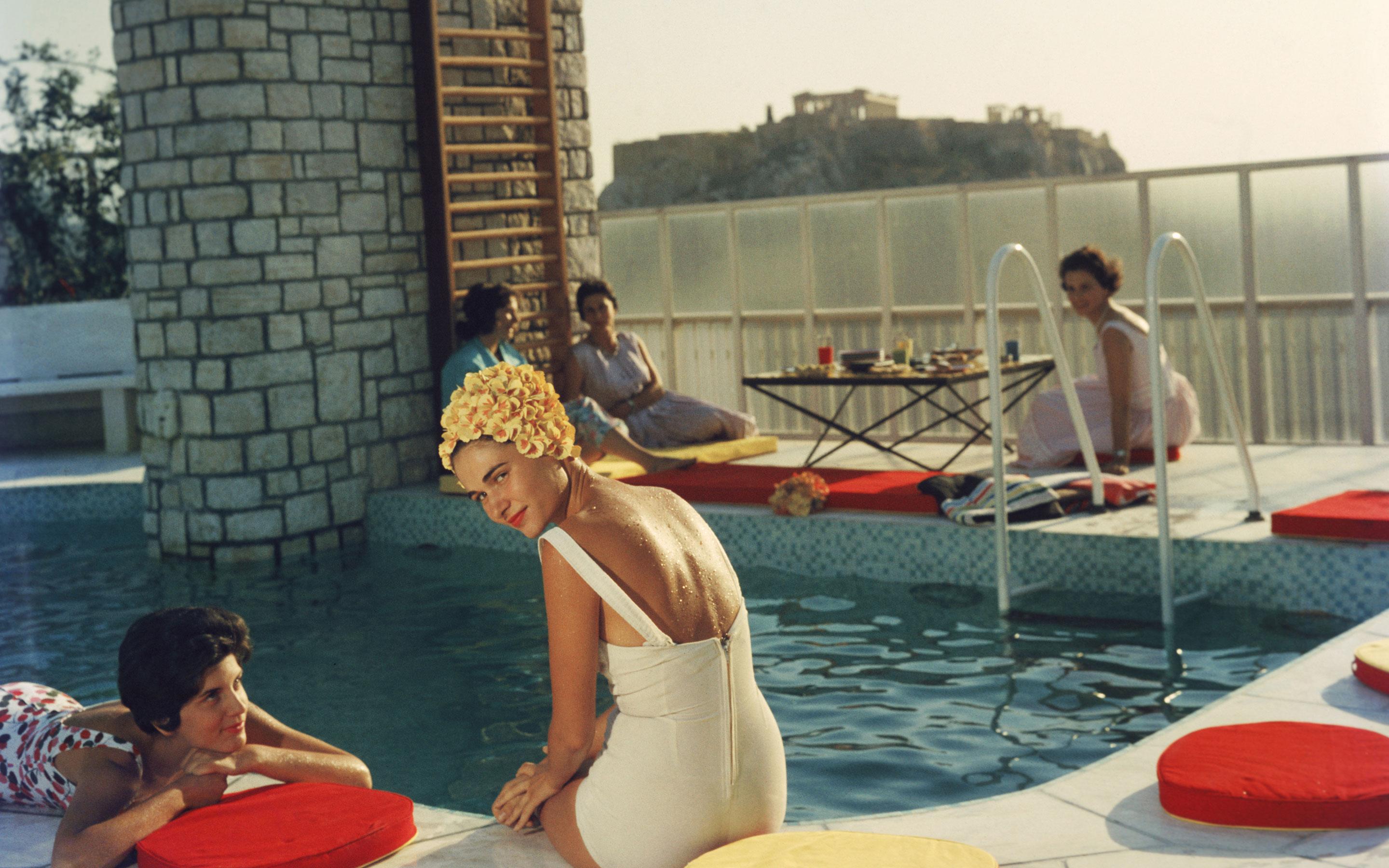 Jeunes femmes au bord de la piscine du penthouse Canellopoulos, Athènes, juillet 1961.

Cette photographie fait partie de l'édition limitée à 150 exemplaires de la succession
40x40”
C-print, d'après le transparent original
Imprimé plus tard
Avec