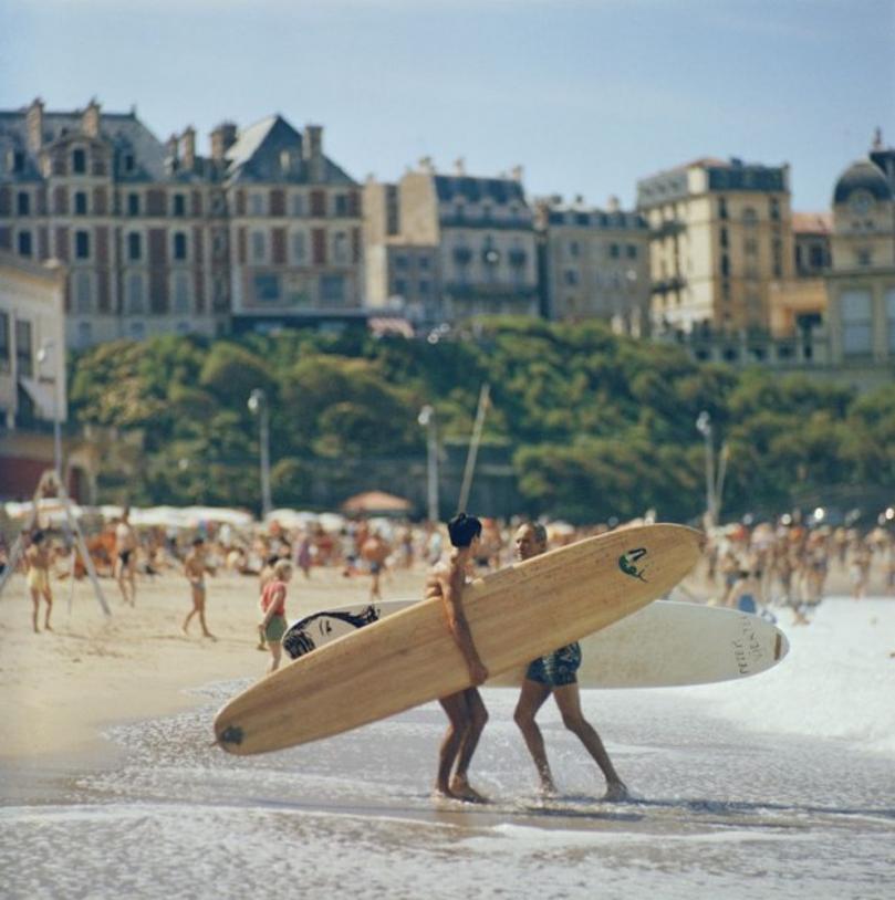 Peter Viertel 
1960
by Slim Aarons

Slim Aarons Limited Estate Edition

 Author and screenwriter Peter Viertel (1920 – 2007) with his surfboard on the beach at Biarritz, France, 1960.

unframed
c type print
printed 2023
16×16 inches - paper