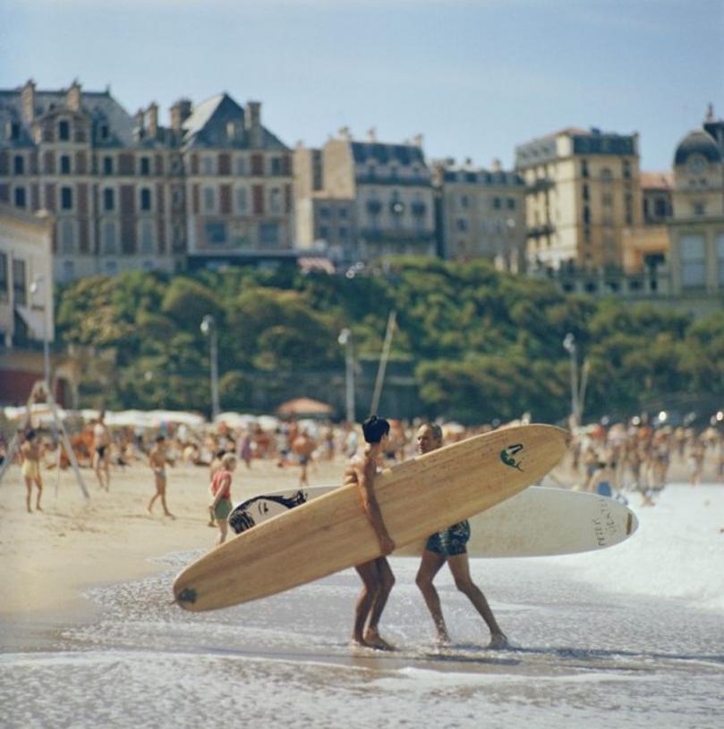 Peter Viertel 
1960
par Slim Aarons

Slim Aarons Limited Estate Edition

 L'auteur et scénariste Peter Viertel (1920 - 2007) avec sa planche de surf sur la plage de Biarritz, France, 1960.

non encadré
A.I.C. print
imprimé 2023
16×16 pouces - format