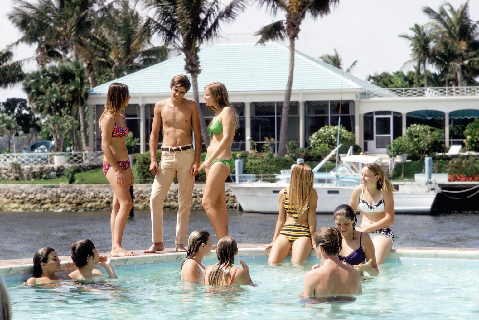 Slim Aarons Landscape Photograph – Phil Richards' Pool, Nachlassausgabe