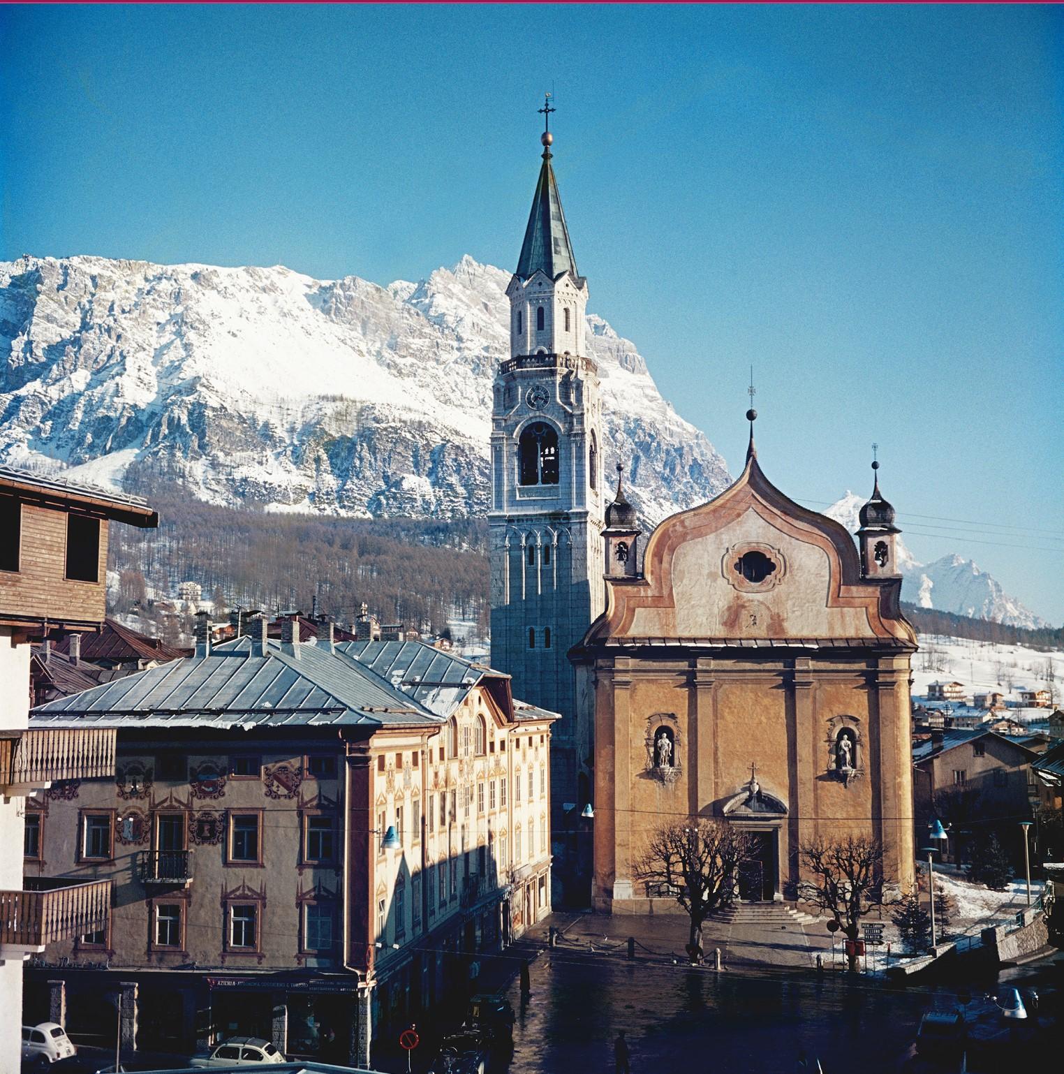 Piazza Roma, Cortina d'Ampezzo, Slim Aarons – Landschaftsfotografie, Farbe