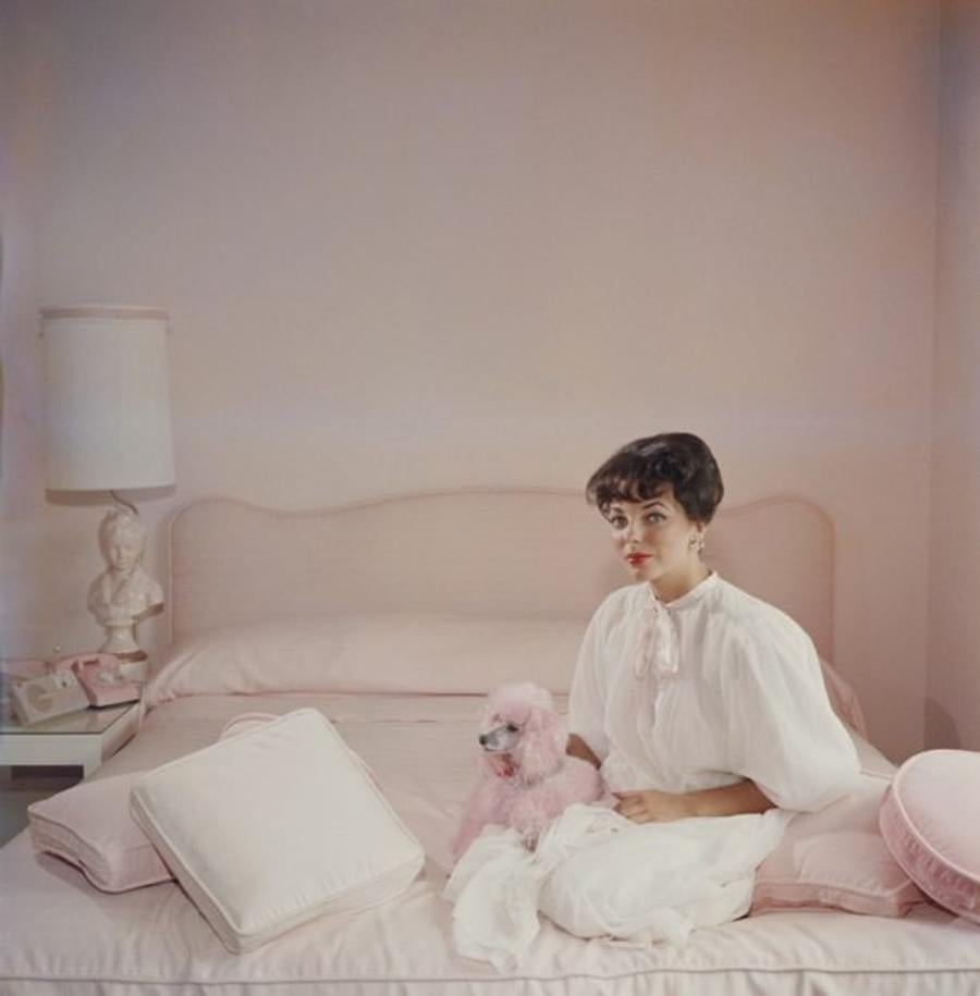 Rosa Accessoire 
1955
von Slim Aarons

Slim Aarons Limited Estate Edition

Filmstar Joan Collins in einem rosa-weißen Schlafzimmer mit einem rosa Pudel als Accessoire, um 1955.

ungerahmt
C Typ Druck
gedruckt 2023
20 x 20"  - Papierformat


Begrenzt