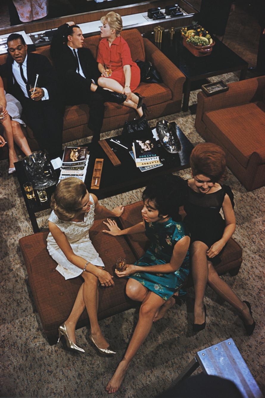 Playboy-Party 
1961
von Slim Aarons

Slim Aarons Limited Estate Edition

Gäste des amerikanischen Verlegers Hugh Hefner, Dezember 1961




ungerahmt
C Typ Druck
gedruckt 2023
24 x 20"  - Papierformat

Begrenzt auf 150 Abzüge - unabhängig vom