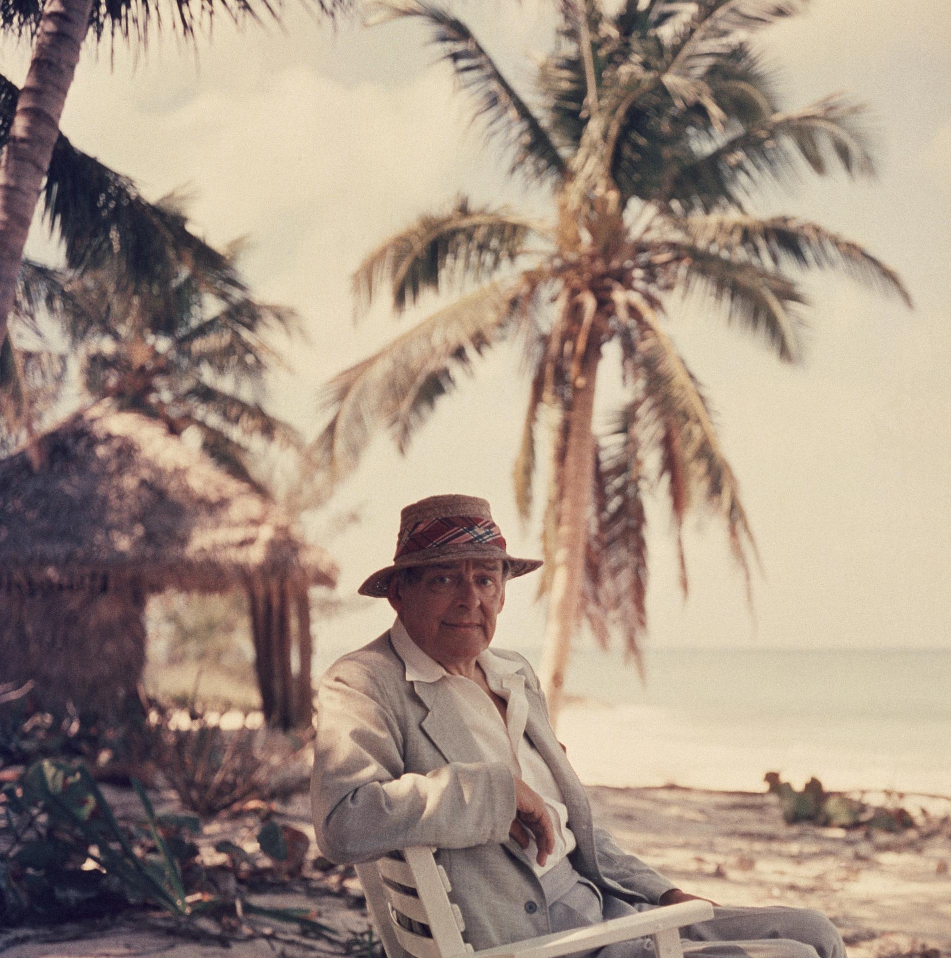 Das Paradies der Dichter: T.S. Eliot, Nachlassausgabe auf Love Beach, Bahamas (Beige), Figurative Photograph, von Slim Aarons