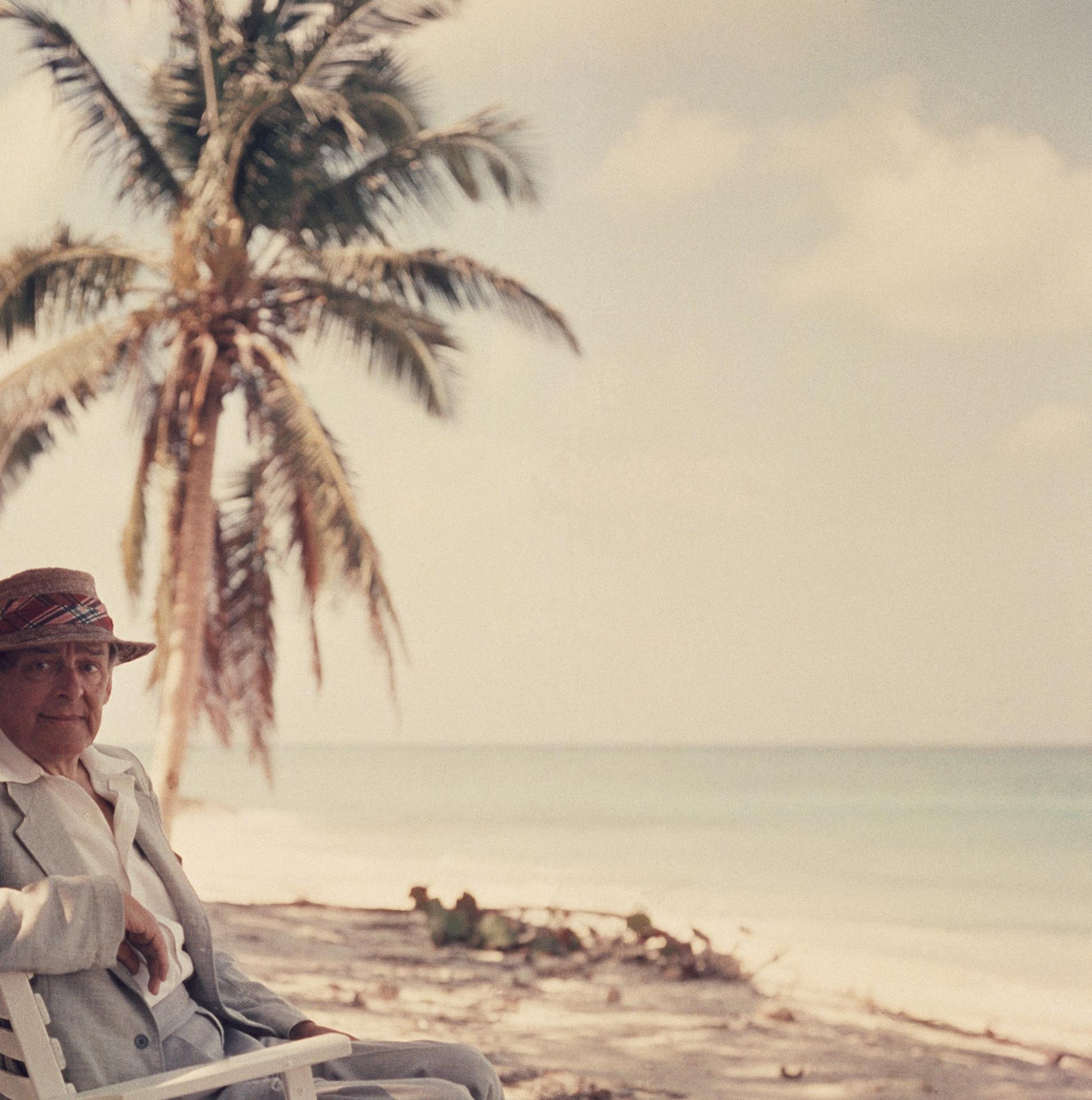Der anglo-amerikanische Dichter und Dramatiker TS Eliot (1888 - 1965) am Love Beach auf der Insel New Providence während seiner Flitterwochen auf den Bahamas, 1957.

Kostenloser Versand an Ihren Einrahmer, weltweit.

Undercurrent Projects ist stolz