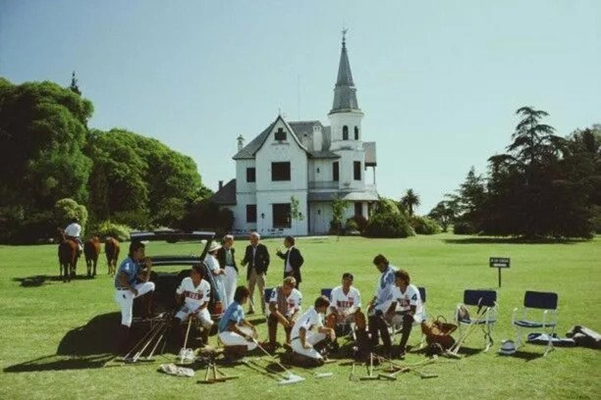Equipación de polo 
1990
por Slim Aarons

Slim Aarons Edición Limitada Estate

Un grupo de jugadores de polo con su equipo, Argentina, diciembre de 1990.

sin enmarcar
c escribir imprimir
impreso 2023
20 x 24"  - tamaño del papel

Limitado a 150
