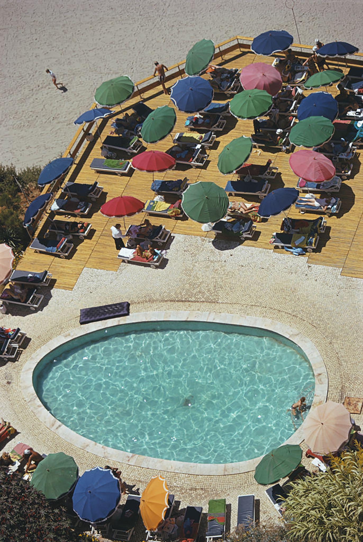 Slim Aarons Color Photograph – Pool At Carvoeiro, Nachlassausgabe (Algarve, Portugal)