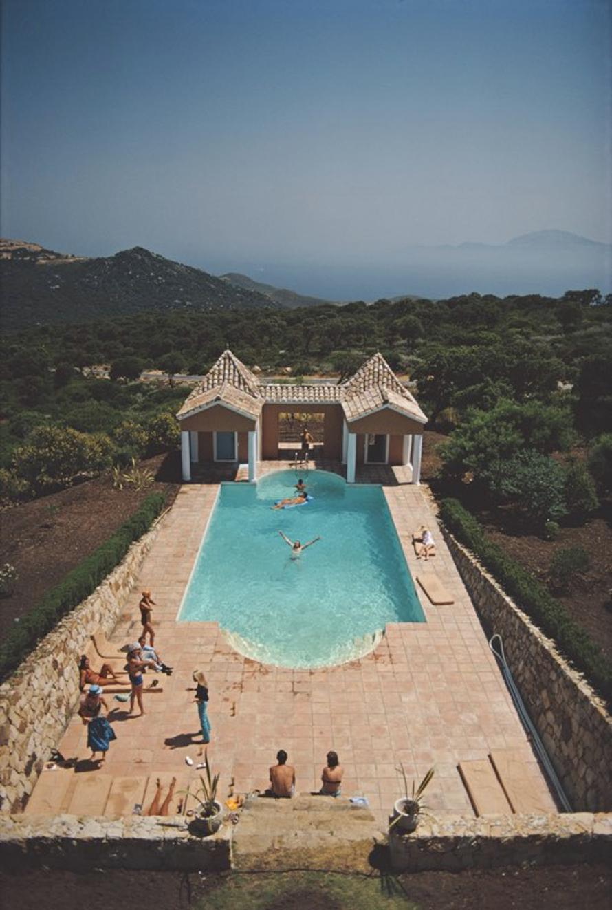 Piscine à El Cuarton 
1971
par Slim Aarons

Slim Aarons Limited Estate Edition

Baigneurs dans une piscine à El Cuarton, Costa de la Luz, Espagne, août 1971.

non encadré
A.I.C. print
imprimé 2023
24 x 20"  - format du papier

Limité à 150 tirages -