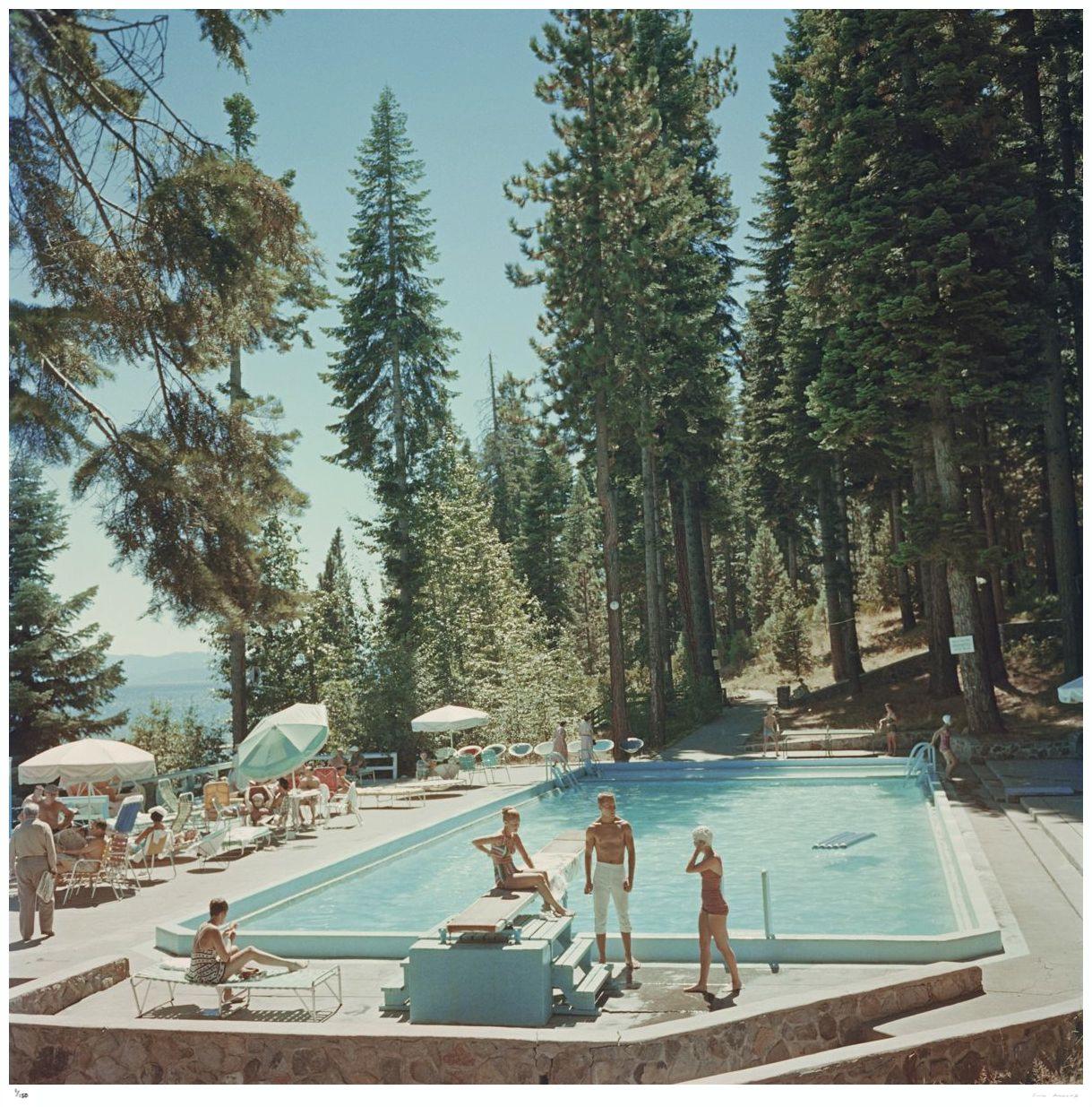 Pool am Tahoesee 1959 - Slim Aarons Nachlass gestempelt

Badende an einem Pool am Ufer des Lake Tahoe, Kalifornien, 1959.

30 x 30" Zoll / 76 x 76 cm Papierformat 

Nachlassgestempelte Collection'S Ausgabe bis 150 

Foto: Slim Aarons

Gedruckt im
