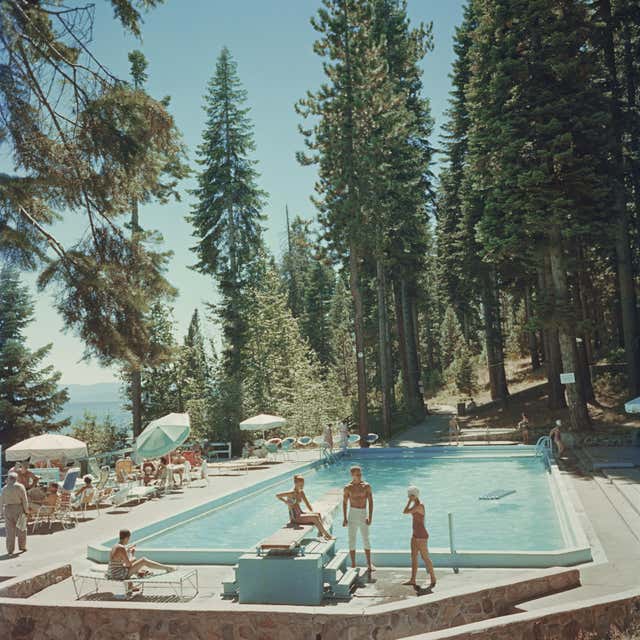 Slim Aarons – „Pool at Lake Tahoe – Slim Aarons, 20. Jahrhundert