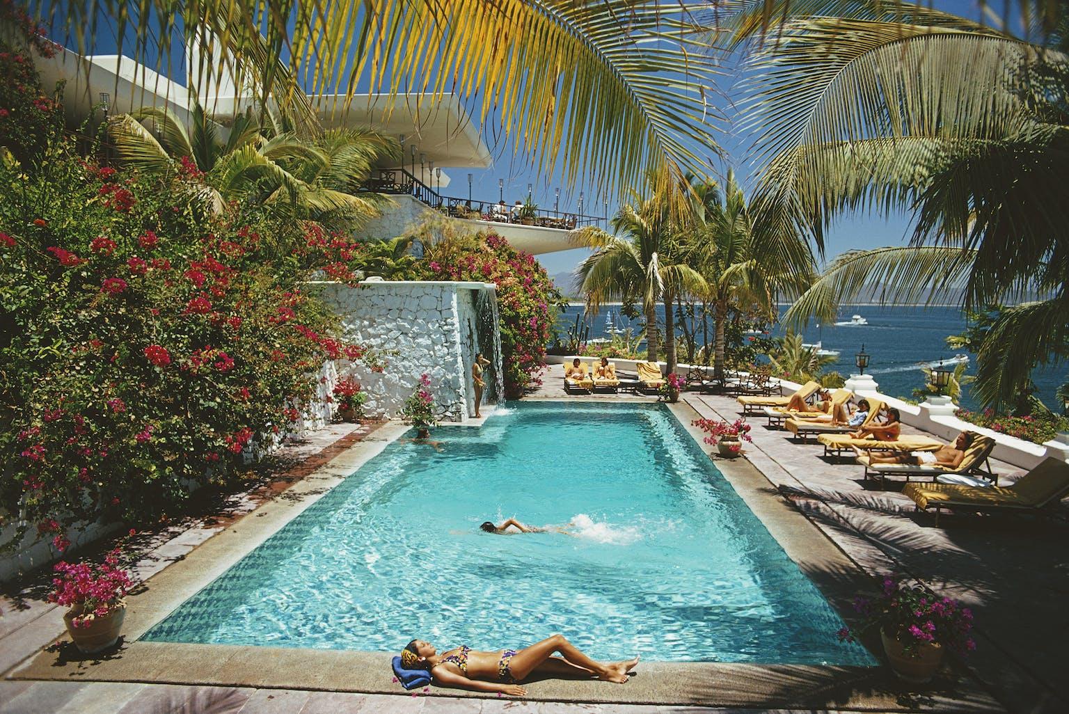 Slim Aarons Landscape Photograph – Pool in Las Hadas, Nachlass-Ausgabe