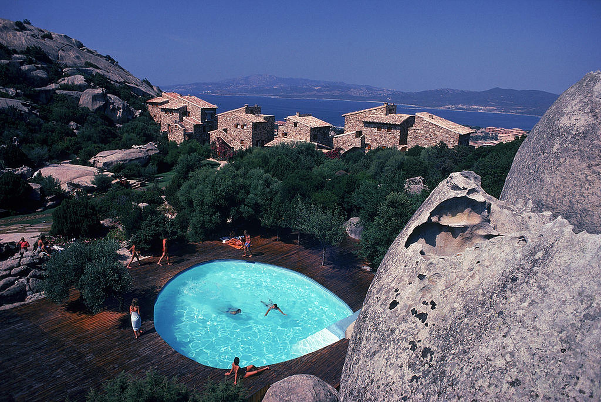 Pool in Porto Rotondo, Sardinien, Italien, August 1982 von Slim Aarons
