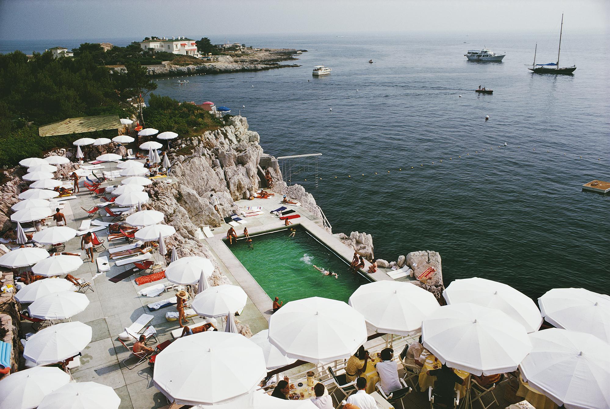 Color Photograph Slim Aarons - Pool by the Sea, Estate Edition