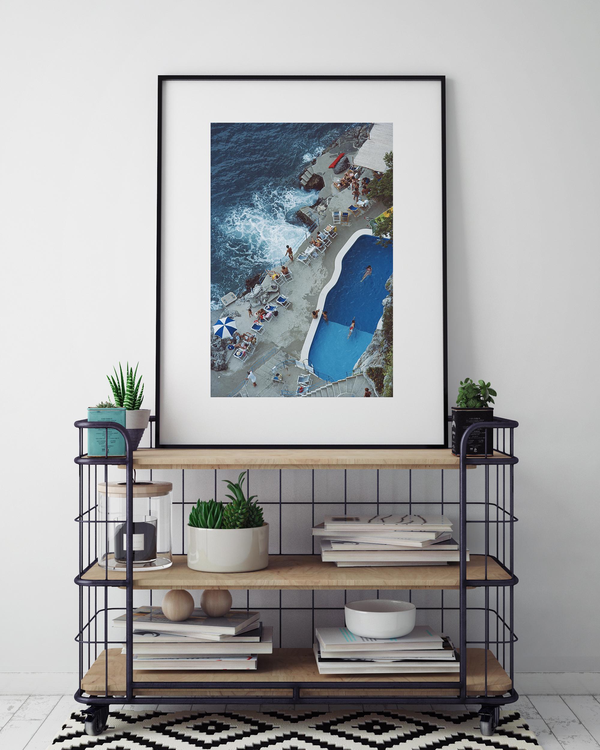 Pool an der Amalfiküste, Nachlass-Ausgabe (Blau), Still-Life Photograph, von Slim Aarons